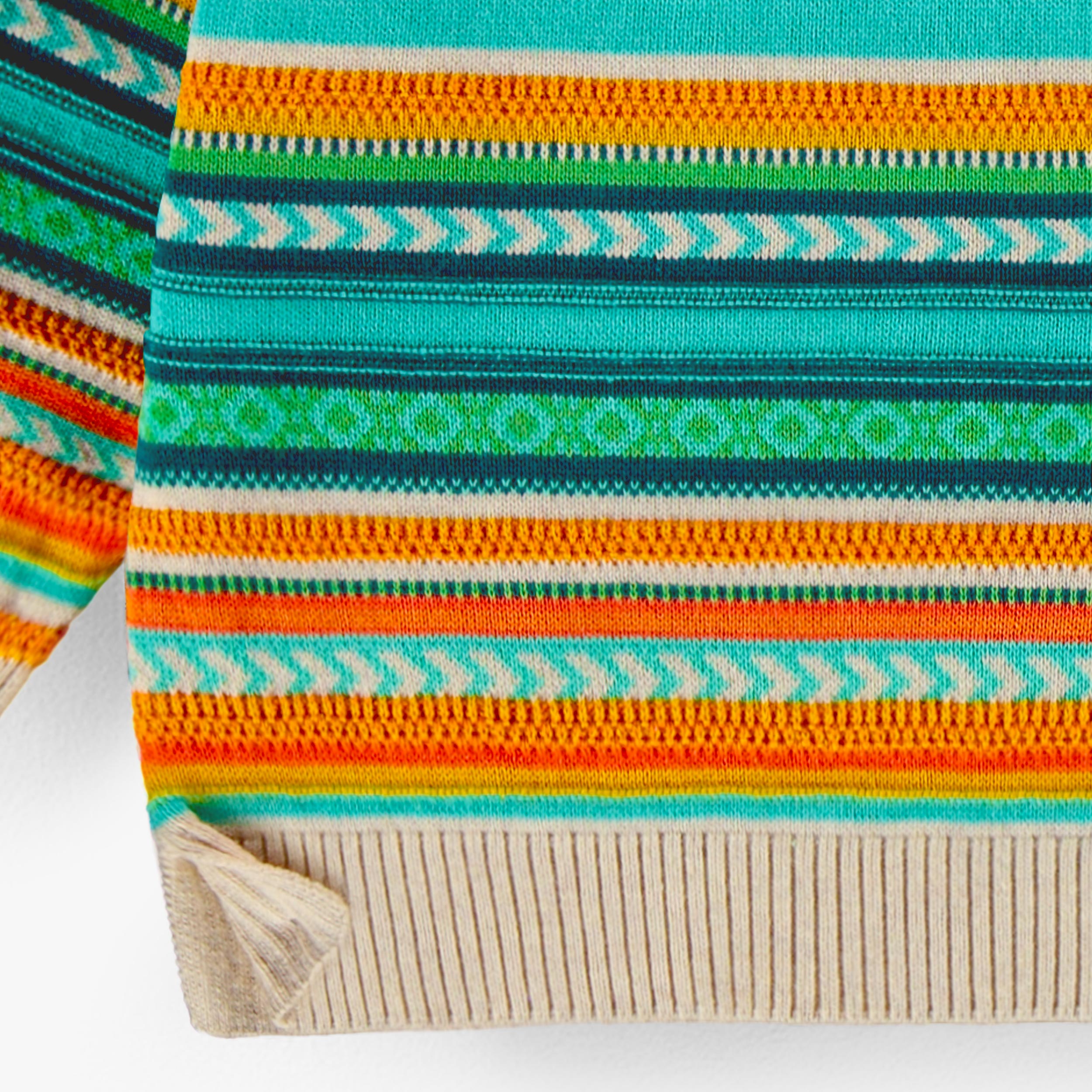 Zoom du chandail beige en tricot avec rayures colorées, bébé