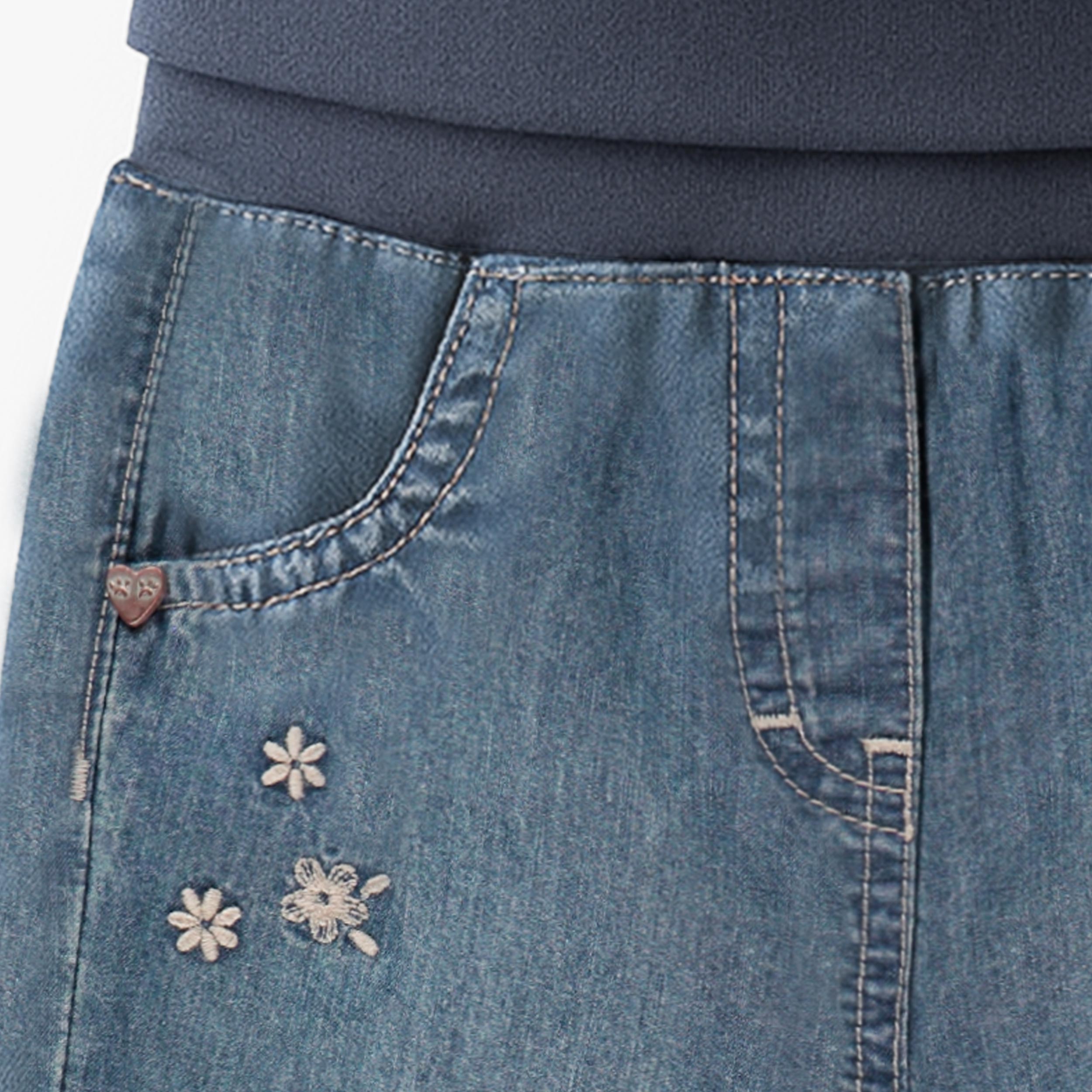 Zoom détails du pantalon évolutif en denim léger avec broderies, naissance