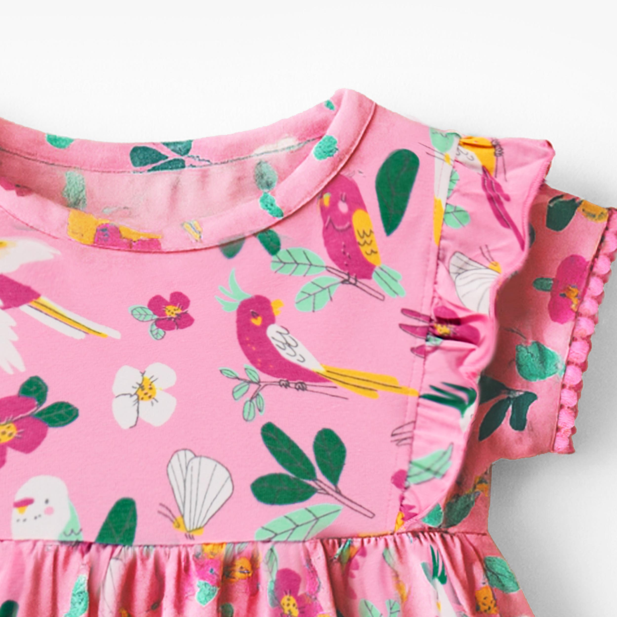 Zoom de la robe rose à motifs tropicaux, bébé