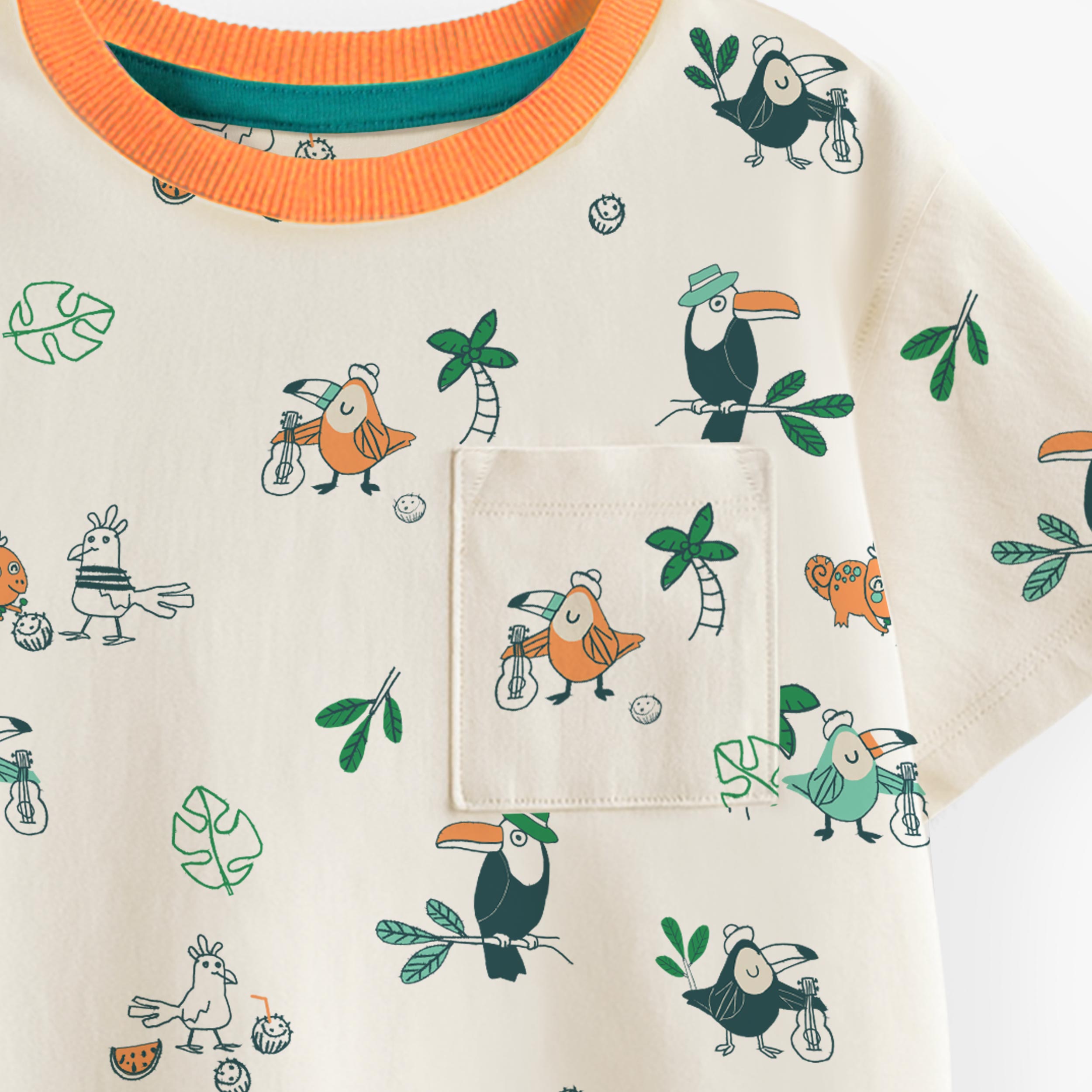 Zoom détails du t-shirt beige à motifs d’oiseaux tropicaux, bébé