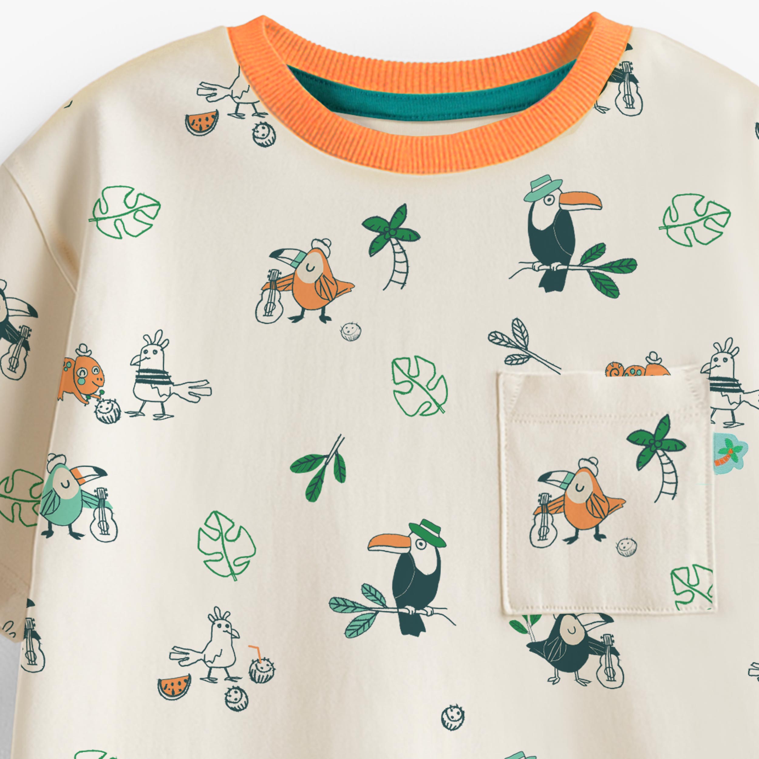 Zoom détails du t-shirt beige à motifs d’oiseaux tropicaux, enfant