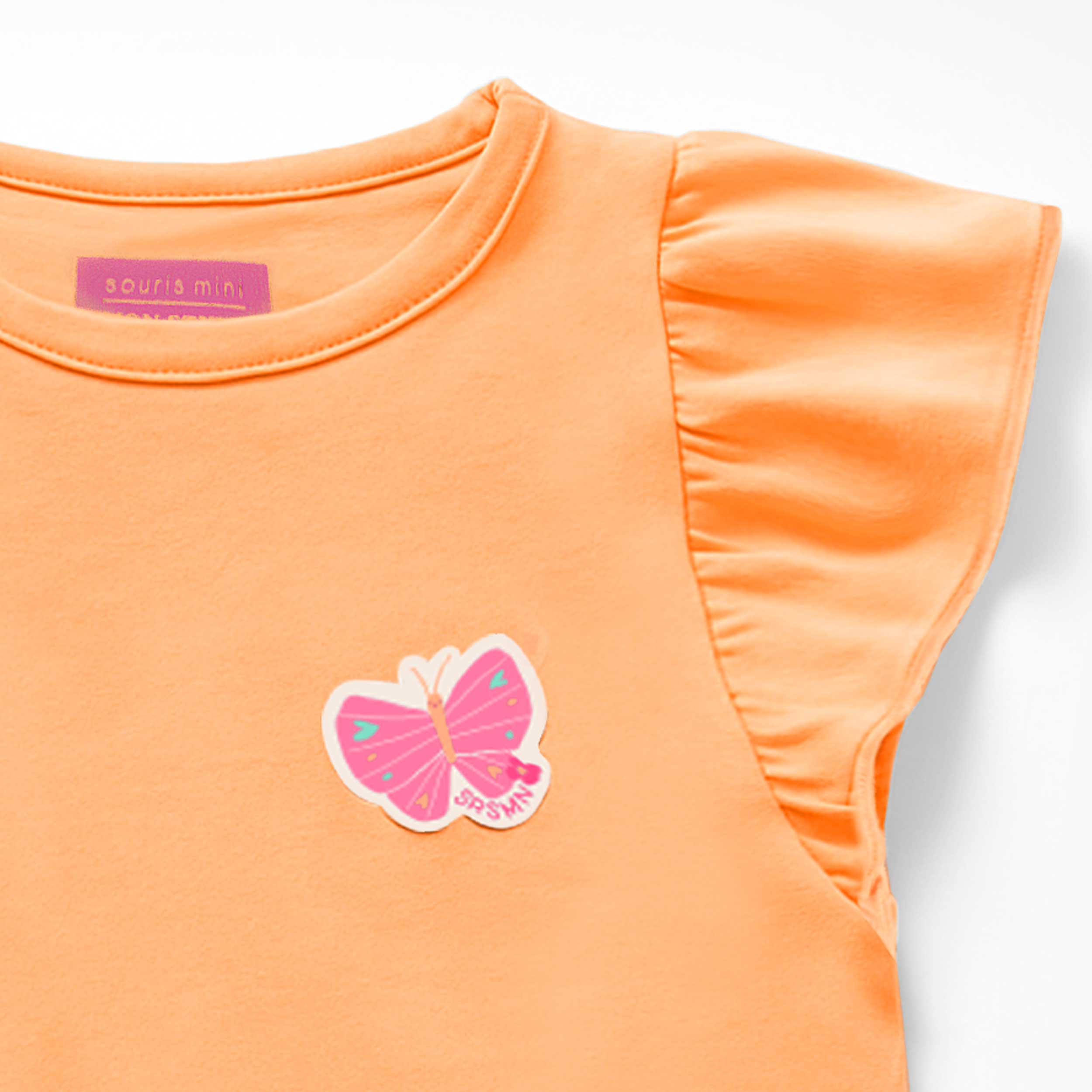 Zoom du t-shirt pêche à manches volantées, bébé