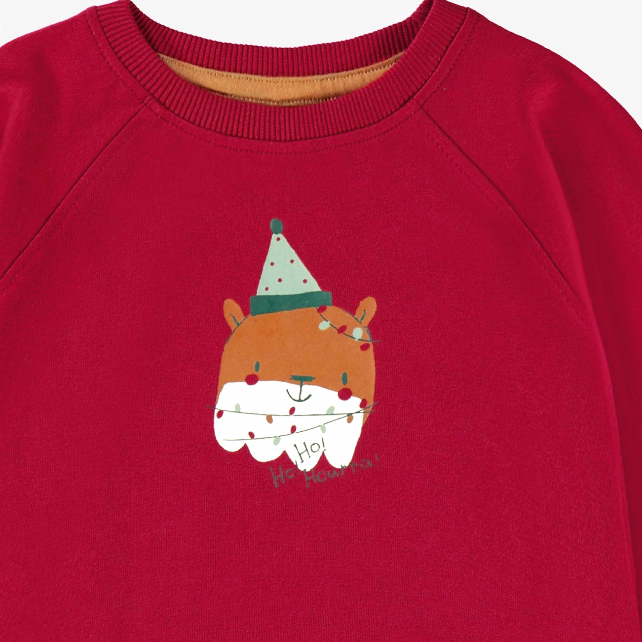 Zoom détails du t-shirt rouge avec illustration des Fêtes, bébé