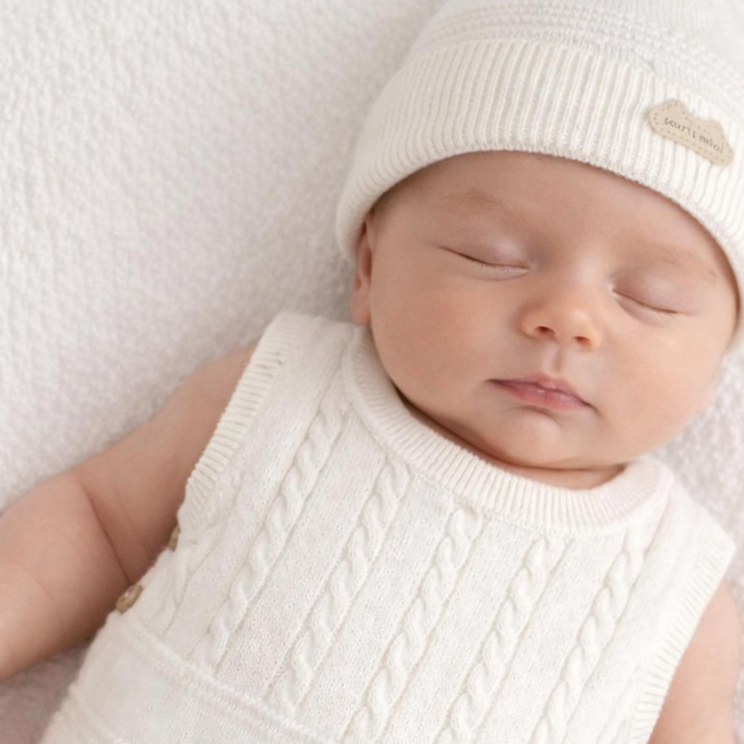 Photo d'un bébé portant le débardeur crème en tricot, naissance