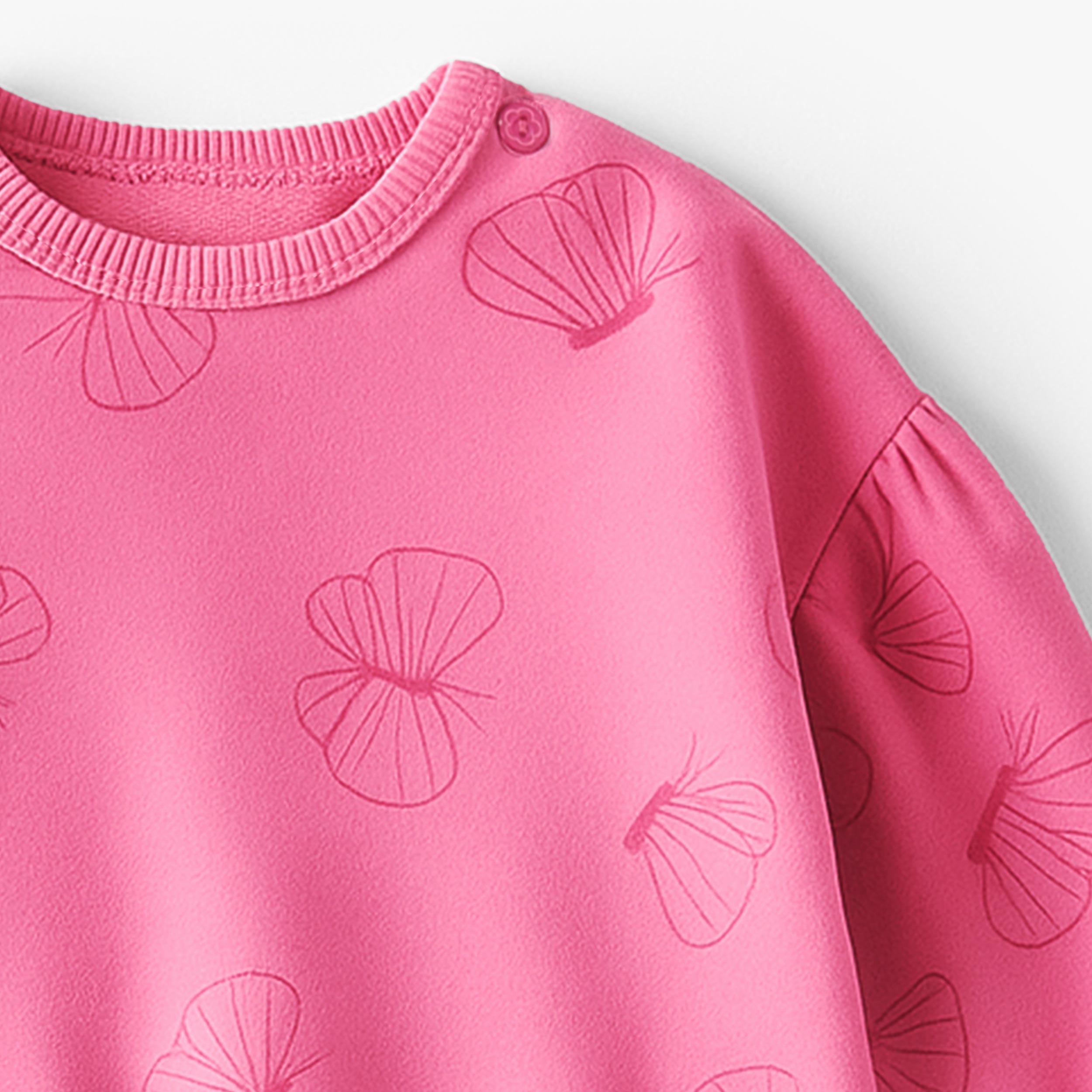 Zoom détails du chandail rose foncé à motifs de coquillages, bébé