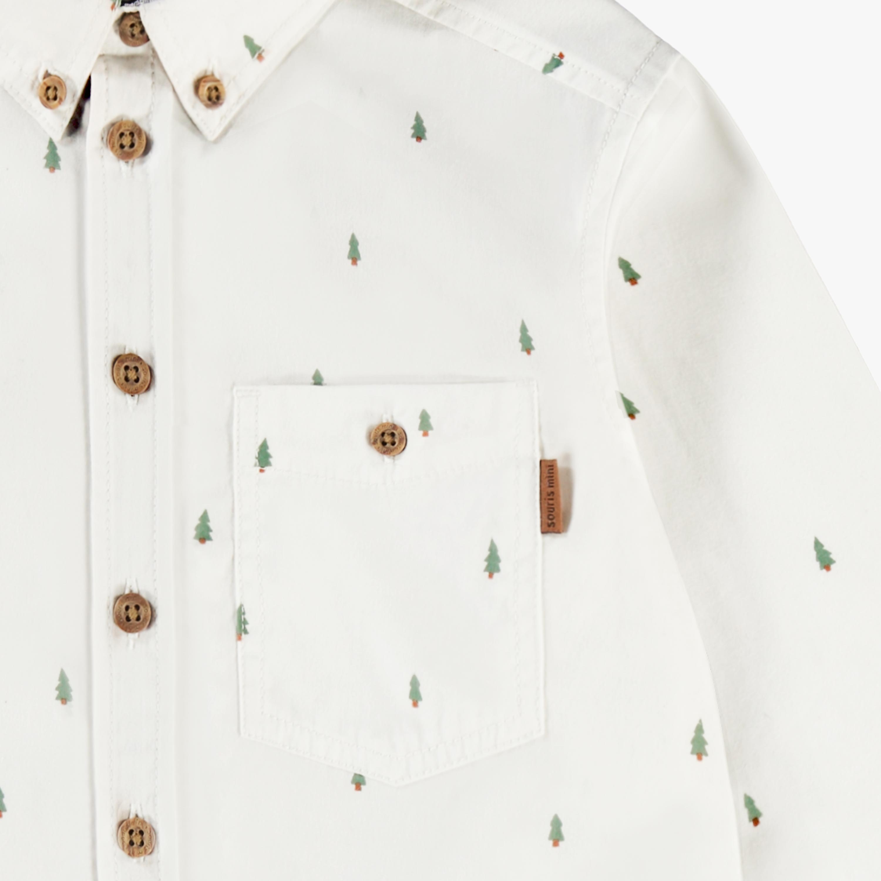 Zoom détails de la chemise blanche à motifs de sapins, enfant
