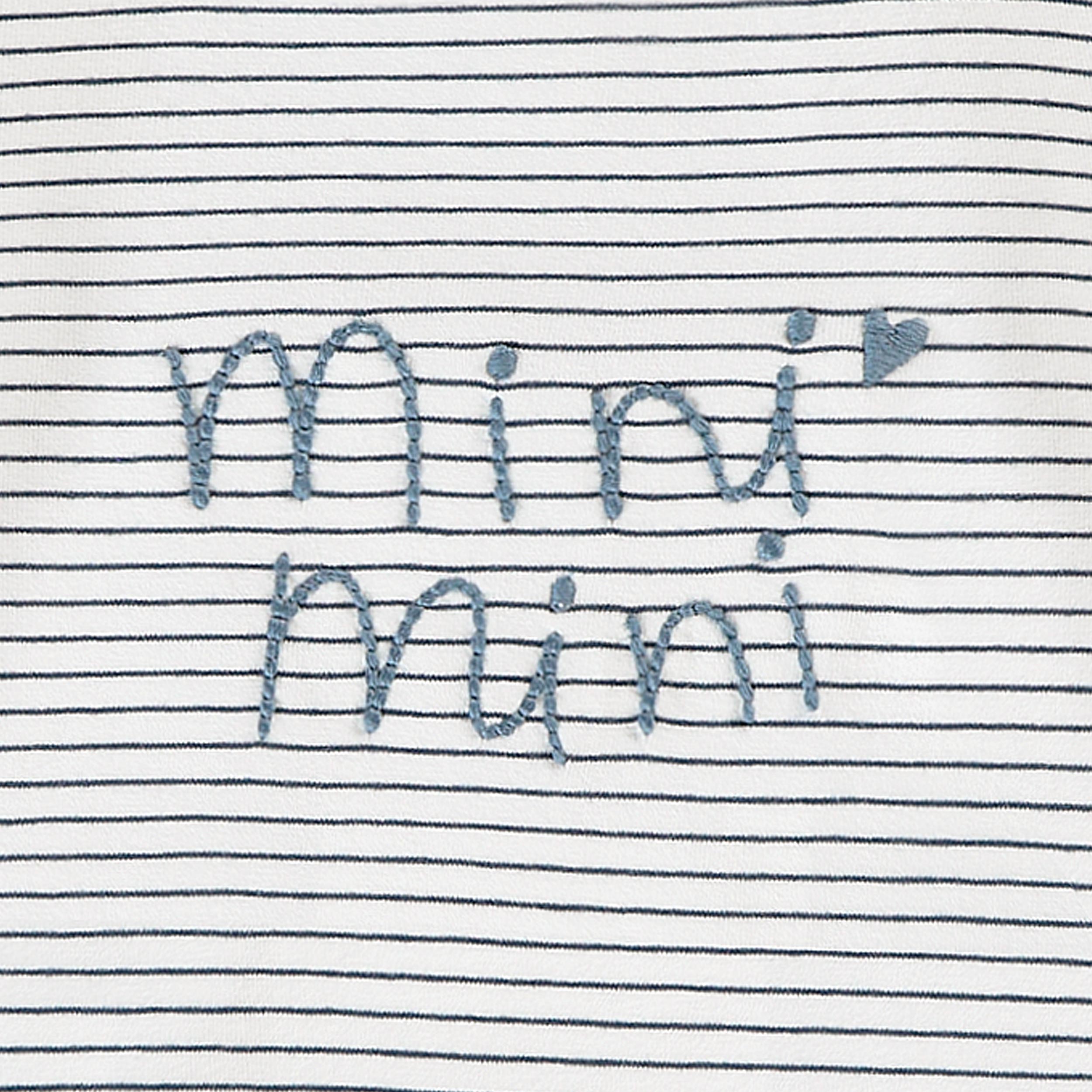 Zoom détails du cache-couche bleu et crème à rayures, naissance