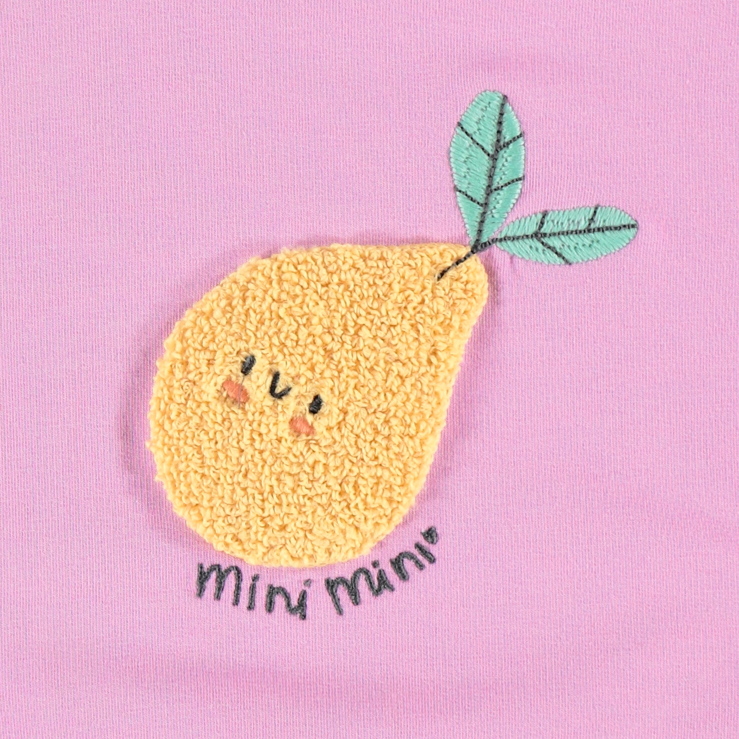 Zoom détail du chandail mauve avec poire, naissance