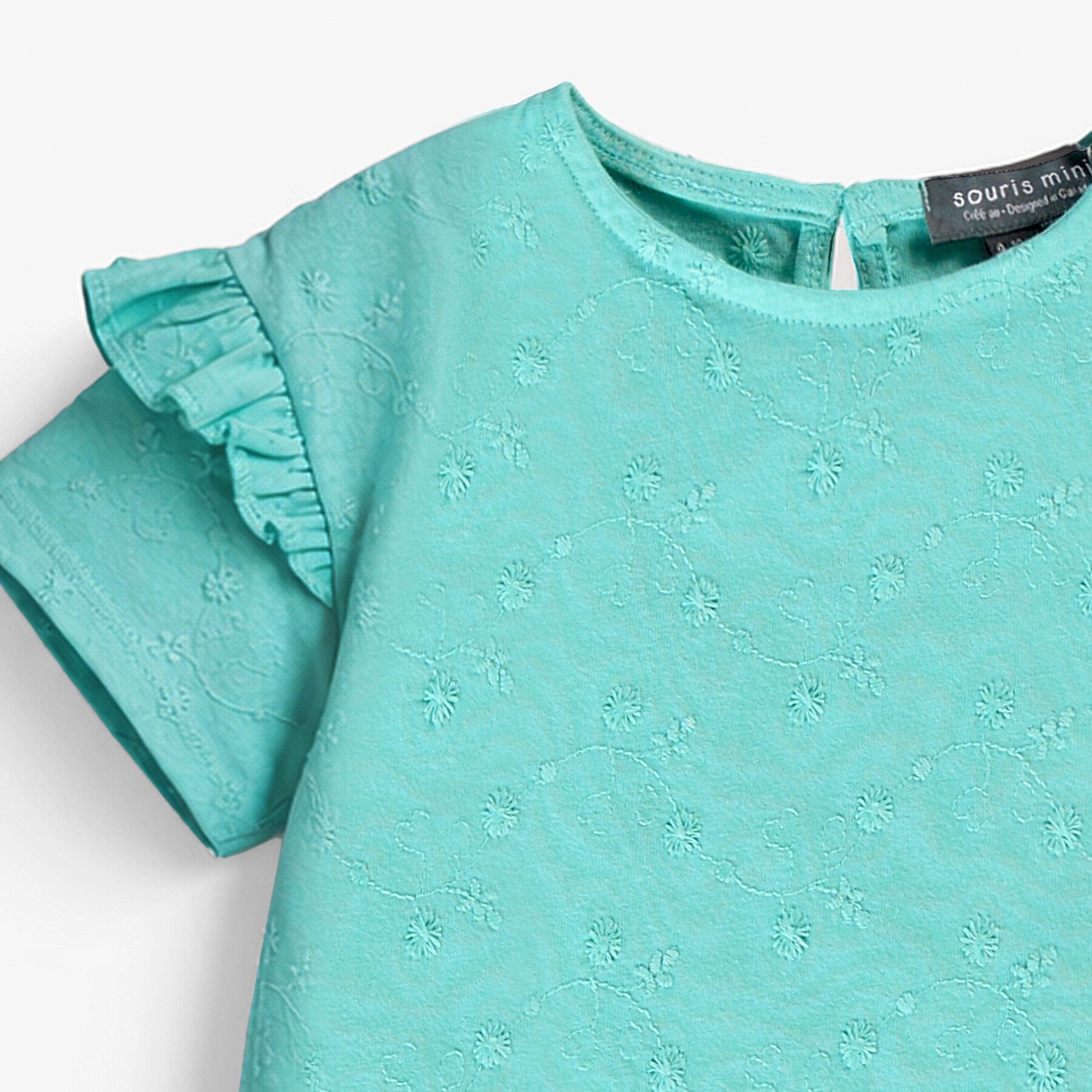 Zoom détail du t-shirt turquoise avec broderies, bébé