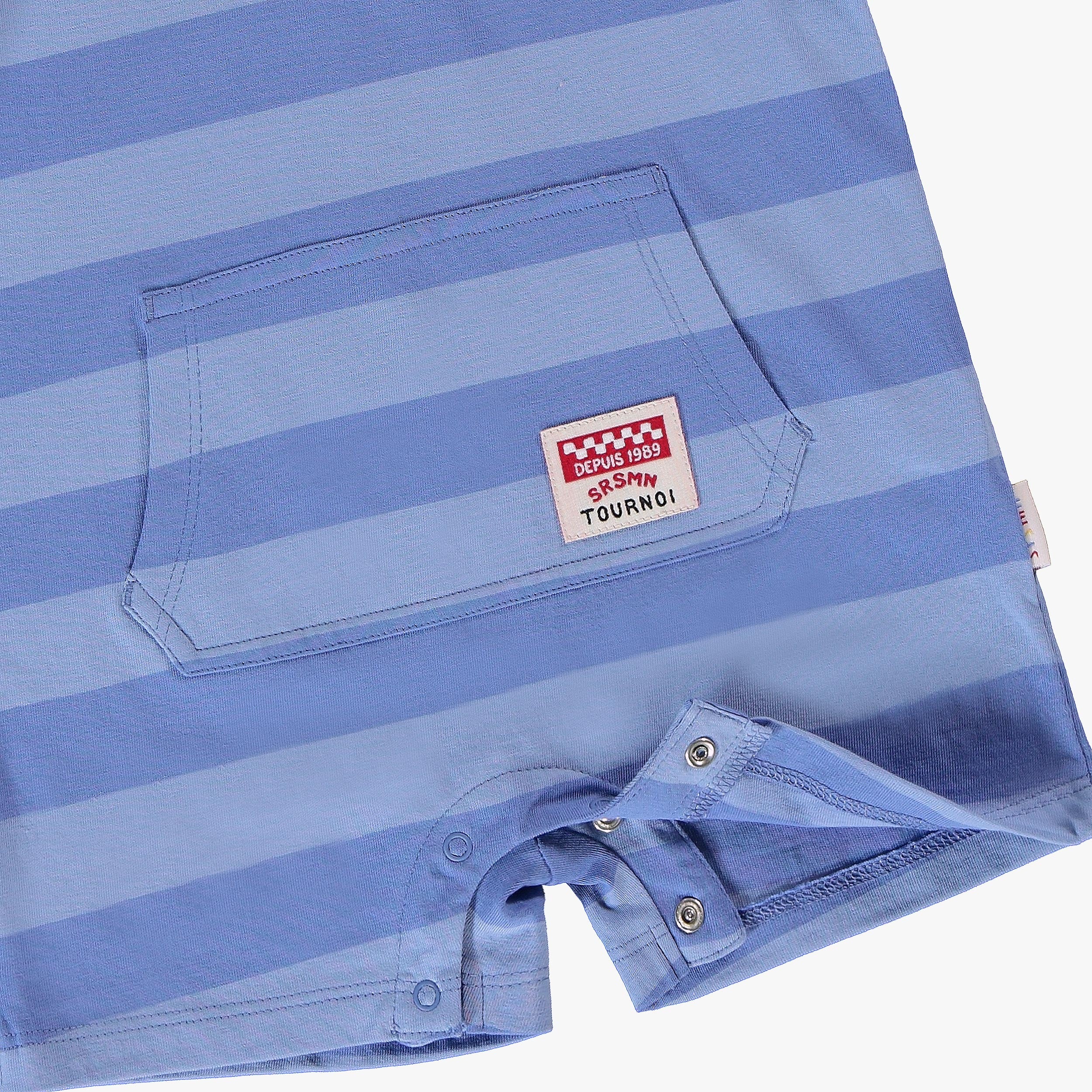 Zoom détails de la barboteuse bleue à rayures, bébé