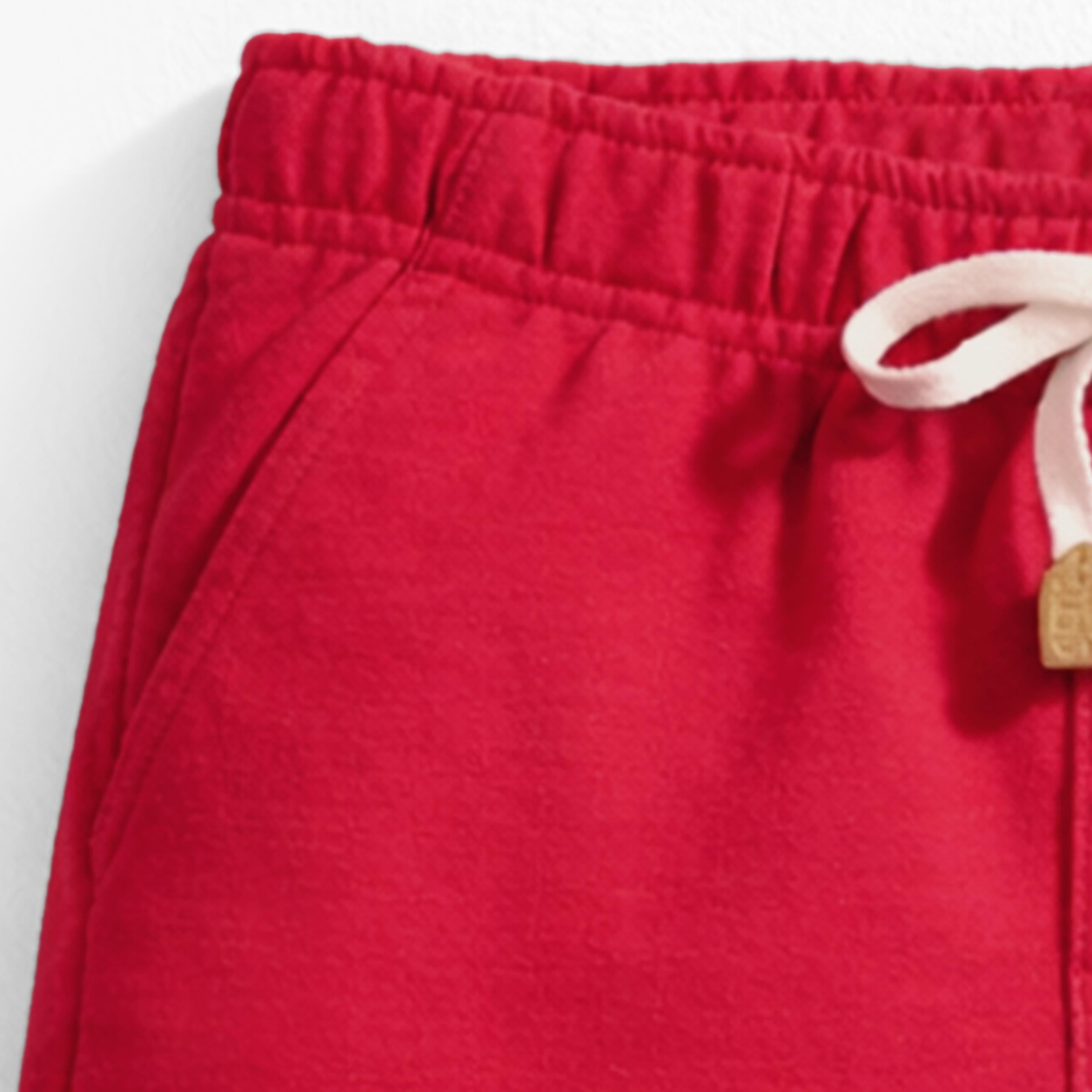 Zoom détails du bermuda rouge en coton français, enfant