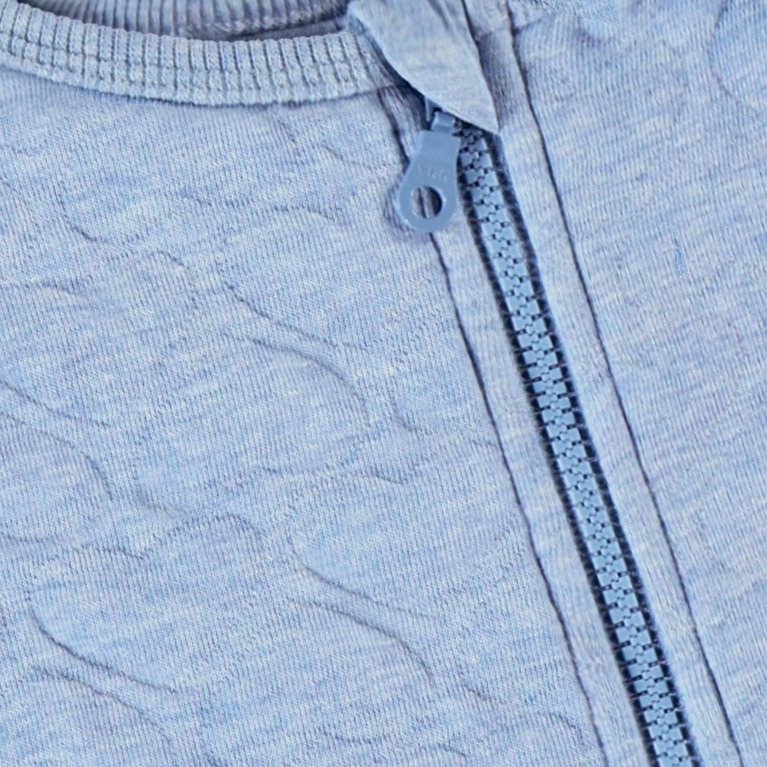 Zoom détails du blouson bleu avec matelassé de cœurs, enfant