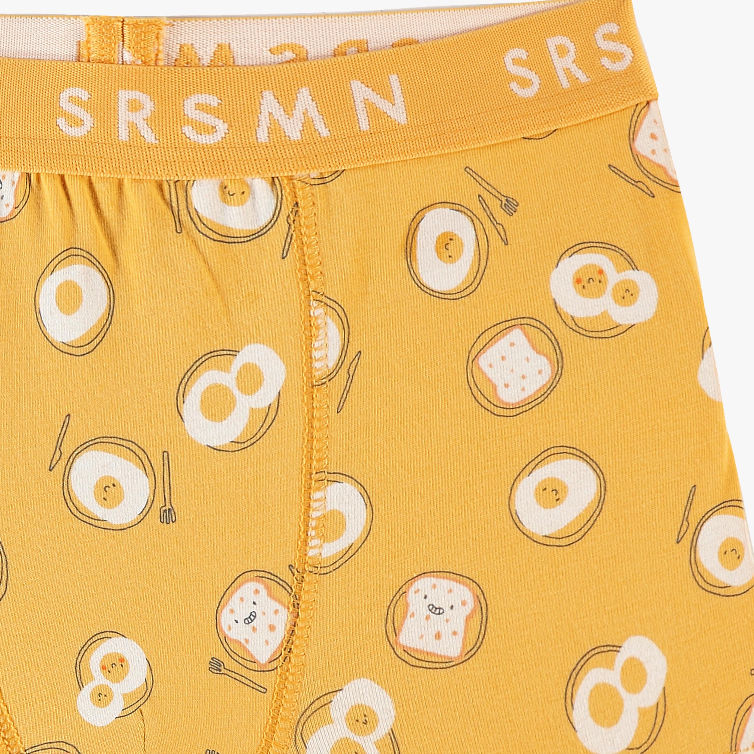 Zoom détails du boxer jaune à motifs d’œufs, enfant