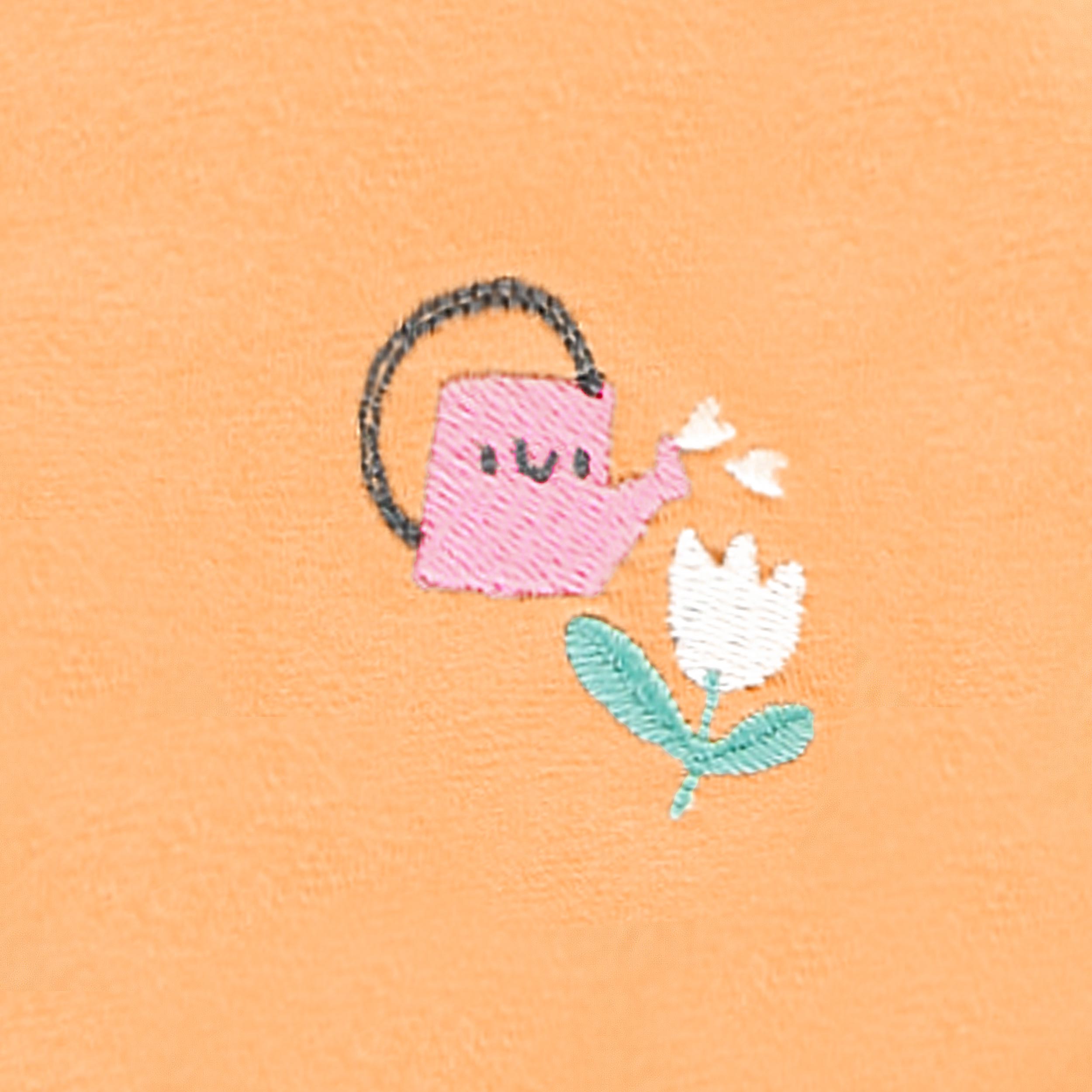 Zoom détails cache-couche orange avec illustration, naissance