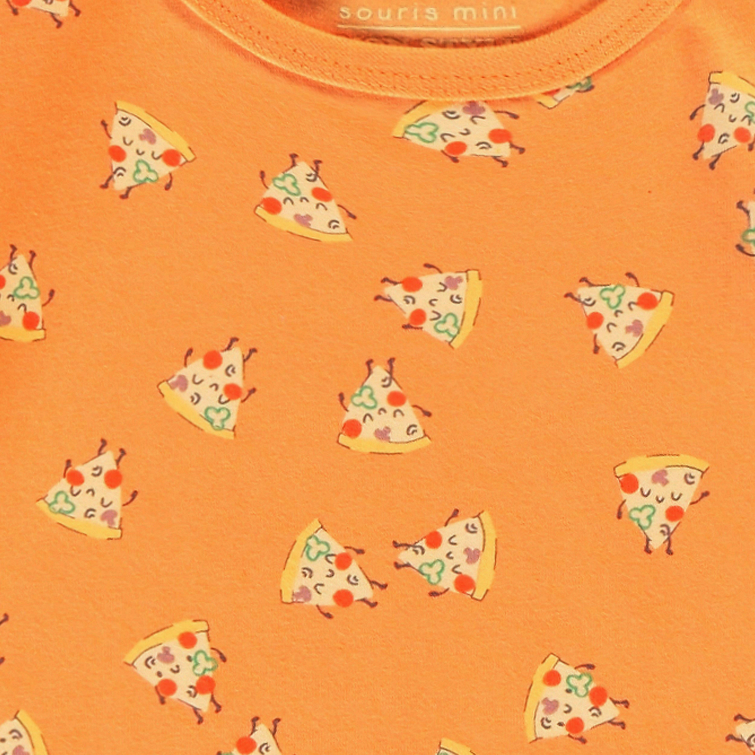 Zoom détails du cache-couche orange à motifs de pizzas, bébé