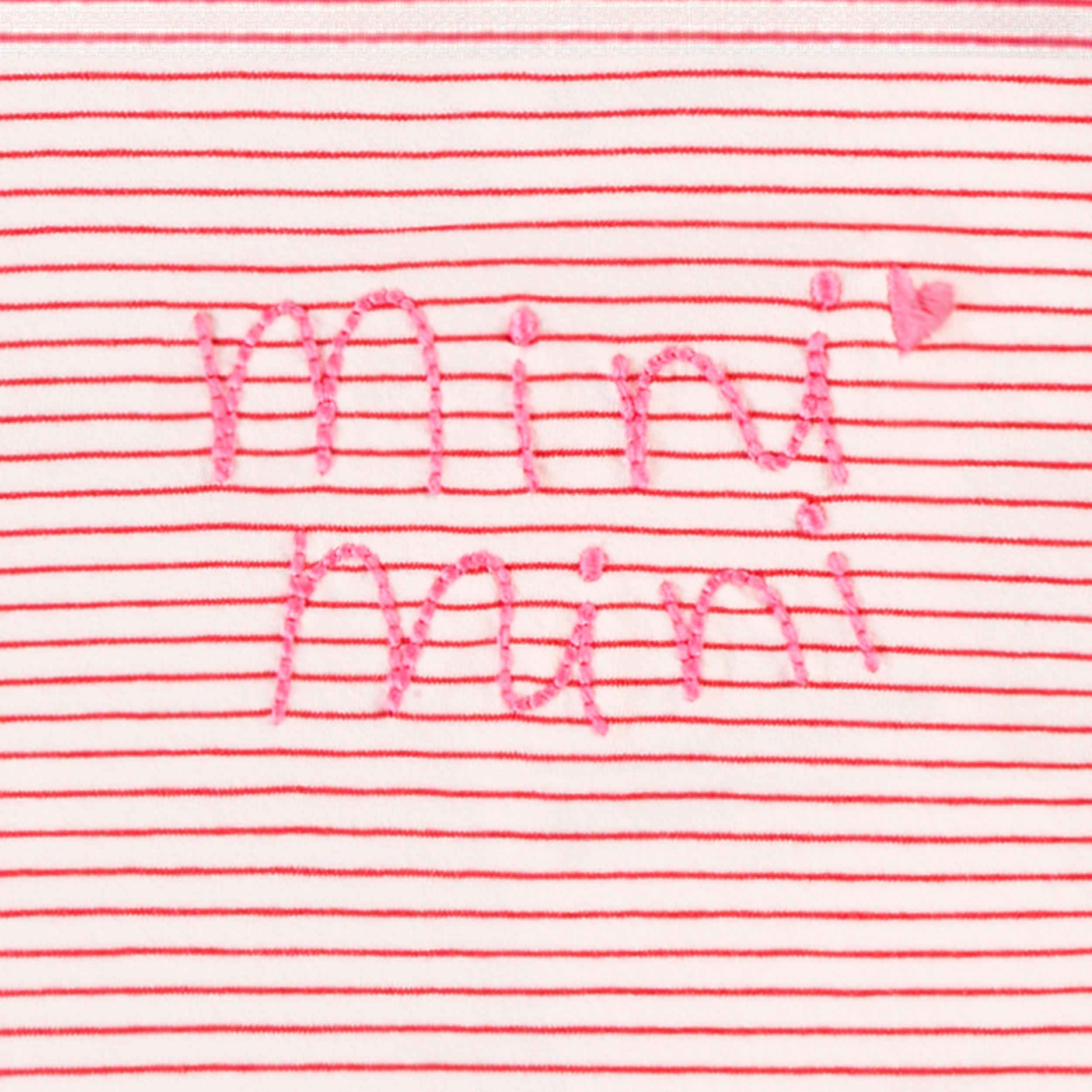 Zoom détails du cache-couche rose et crème à rayures, naissance