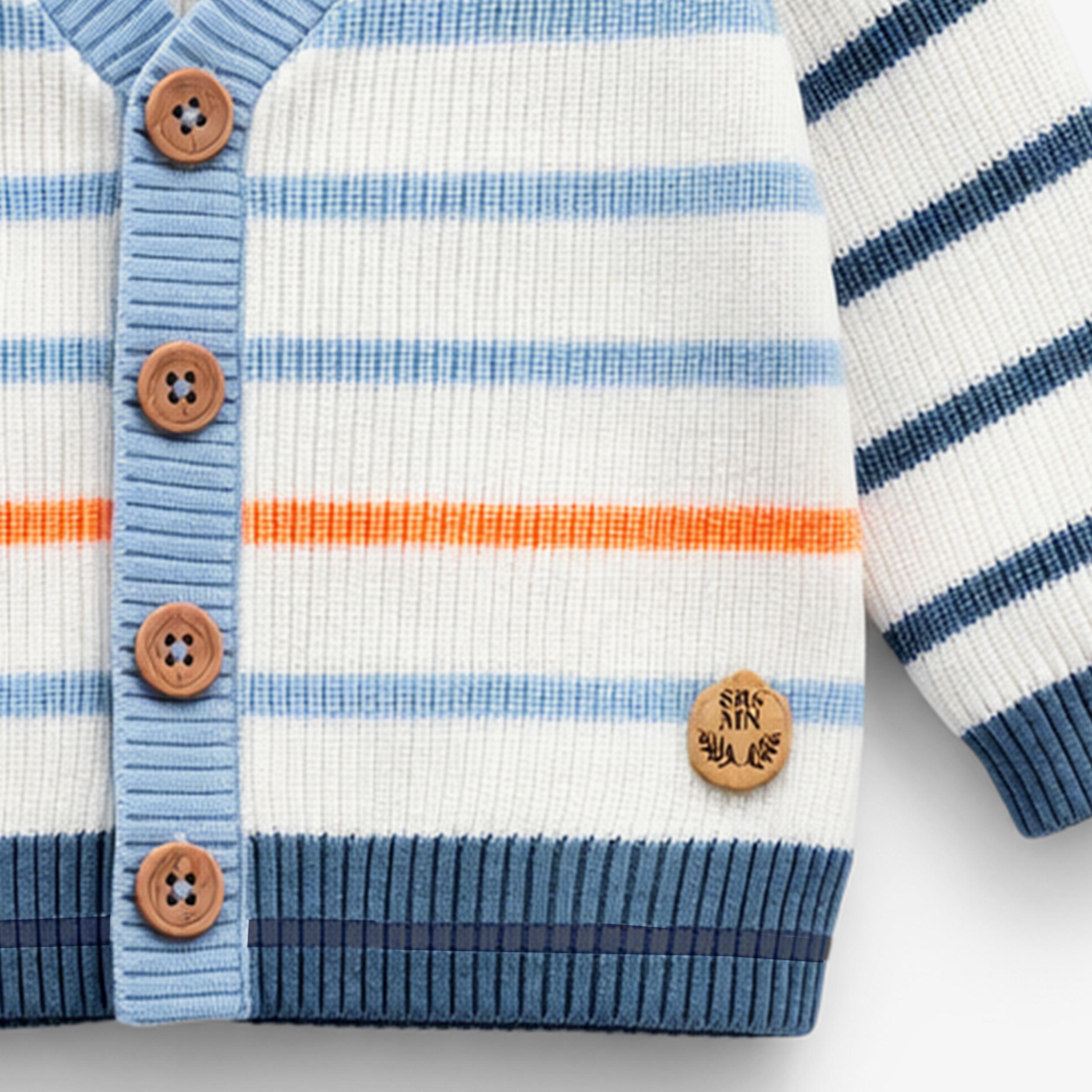 Zoom détails du cardigan blanc en tricot avec rayures bleues, bébé