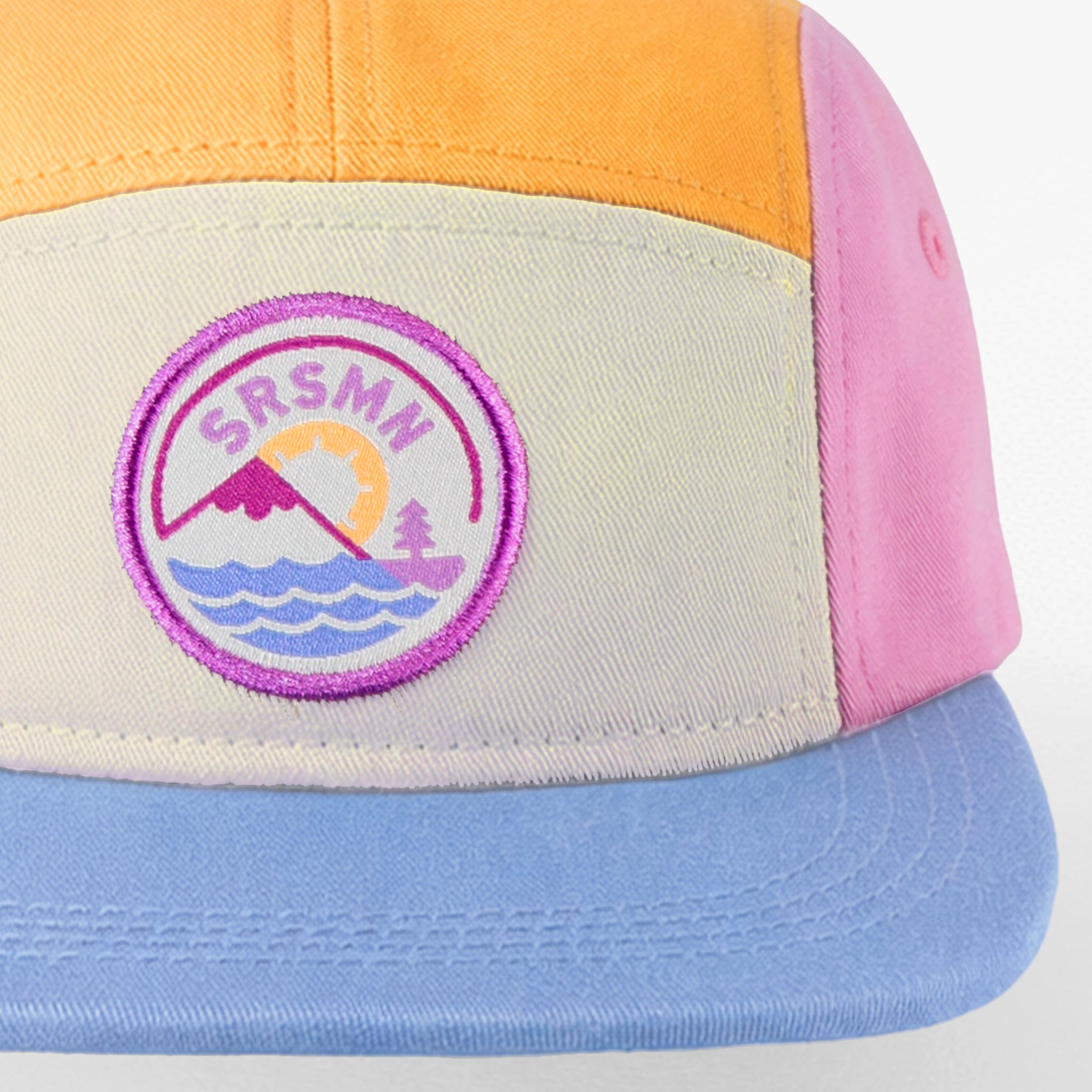 Zoom détails de la casquette à blocs de couleur, enfant