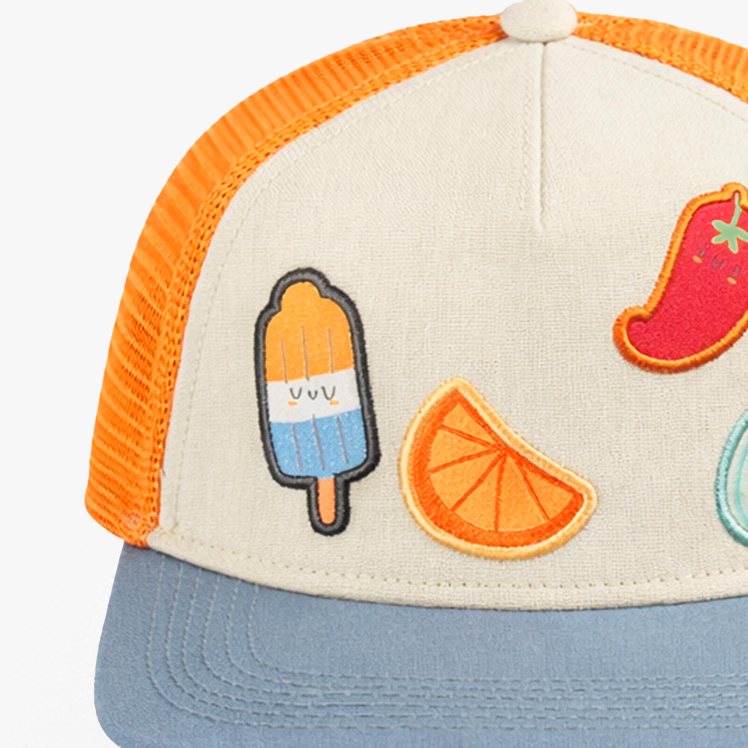 Zoom détails de la casquette blocs de couleurs avec écussons, enfant