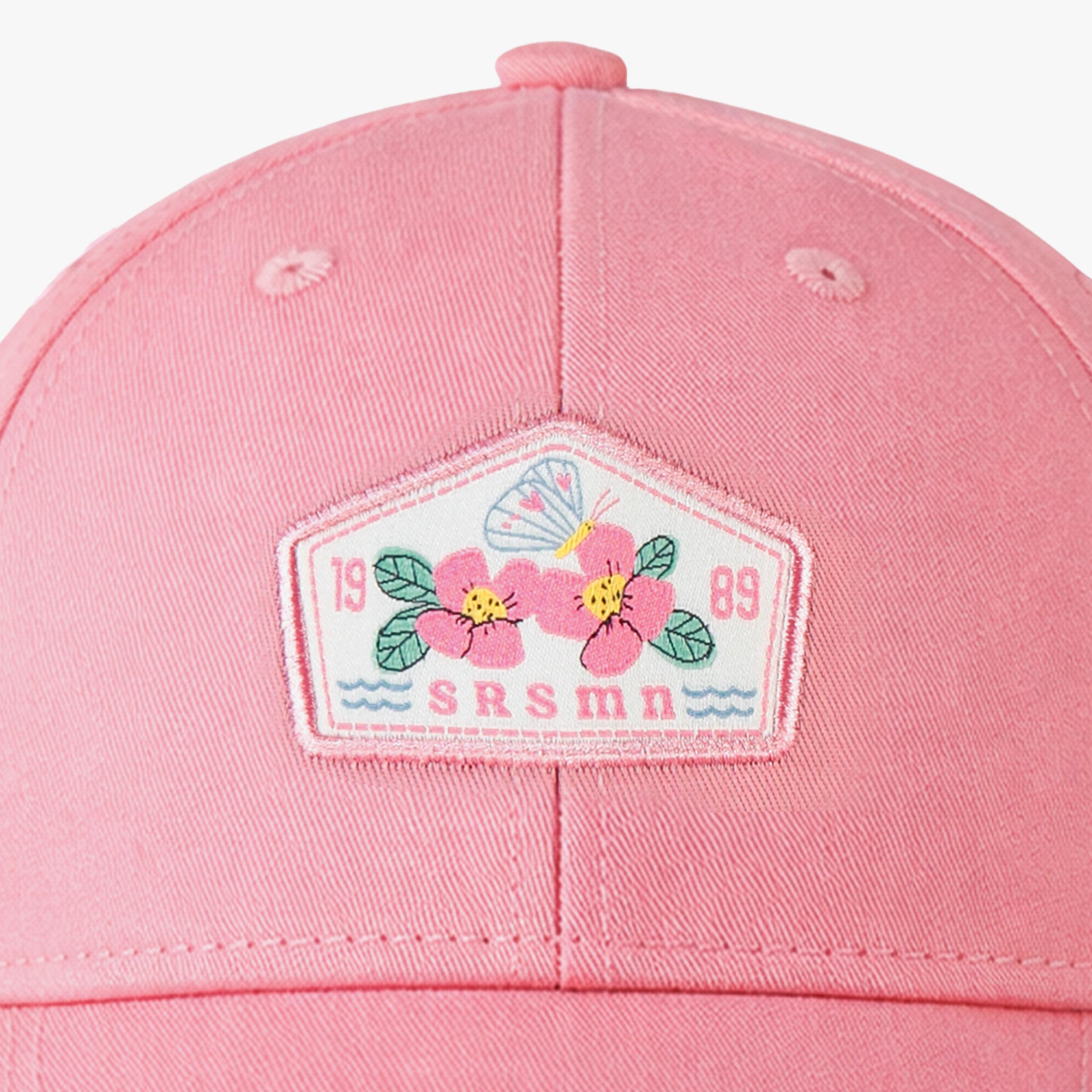 Zoom détails de la casquette rose avec écusson, enfant -