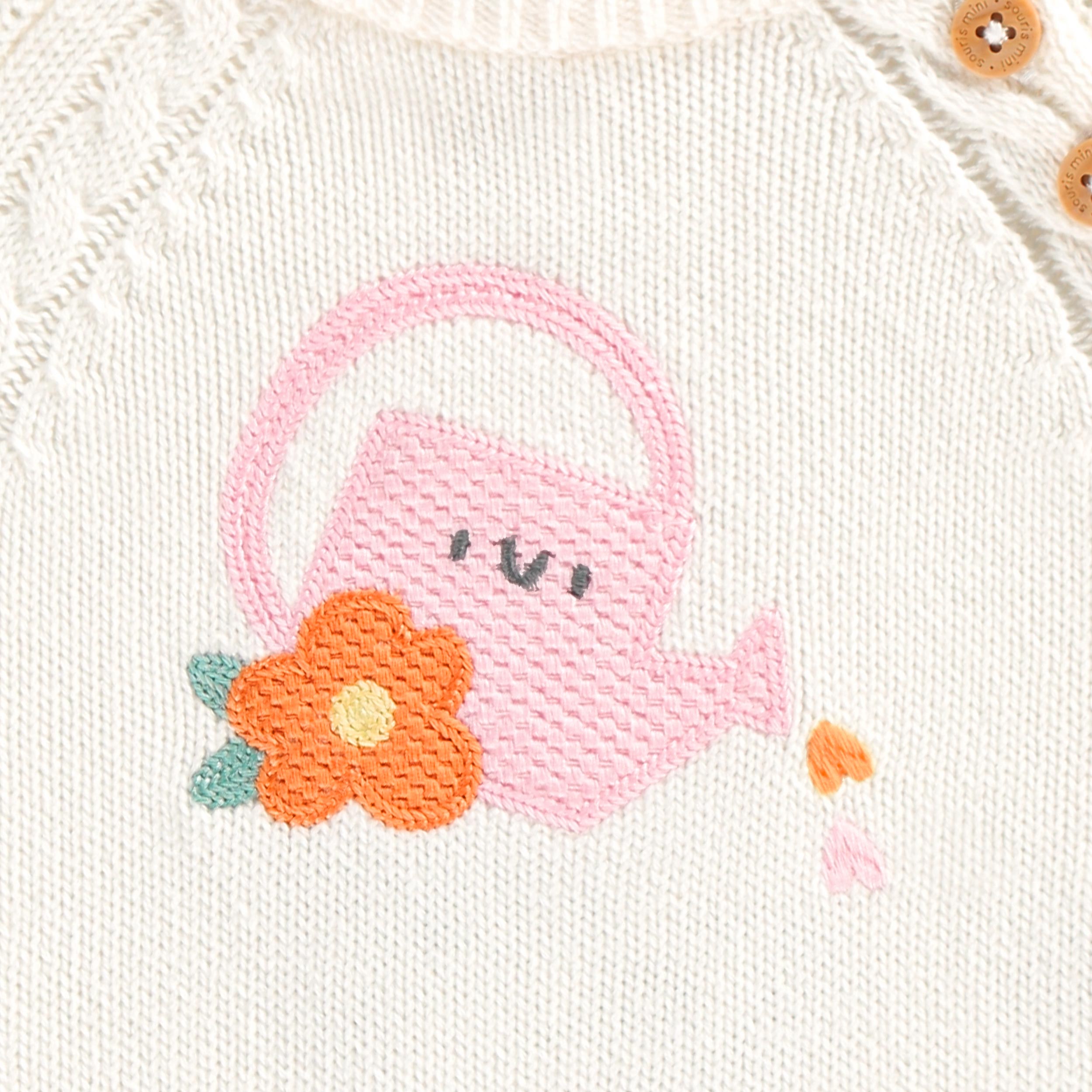Zoom détails du chandail crème en tricot avec arrosoir, naissance