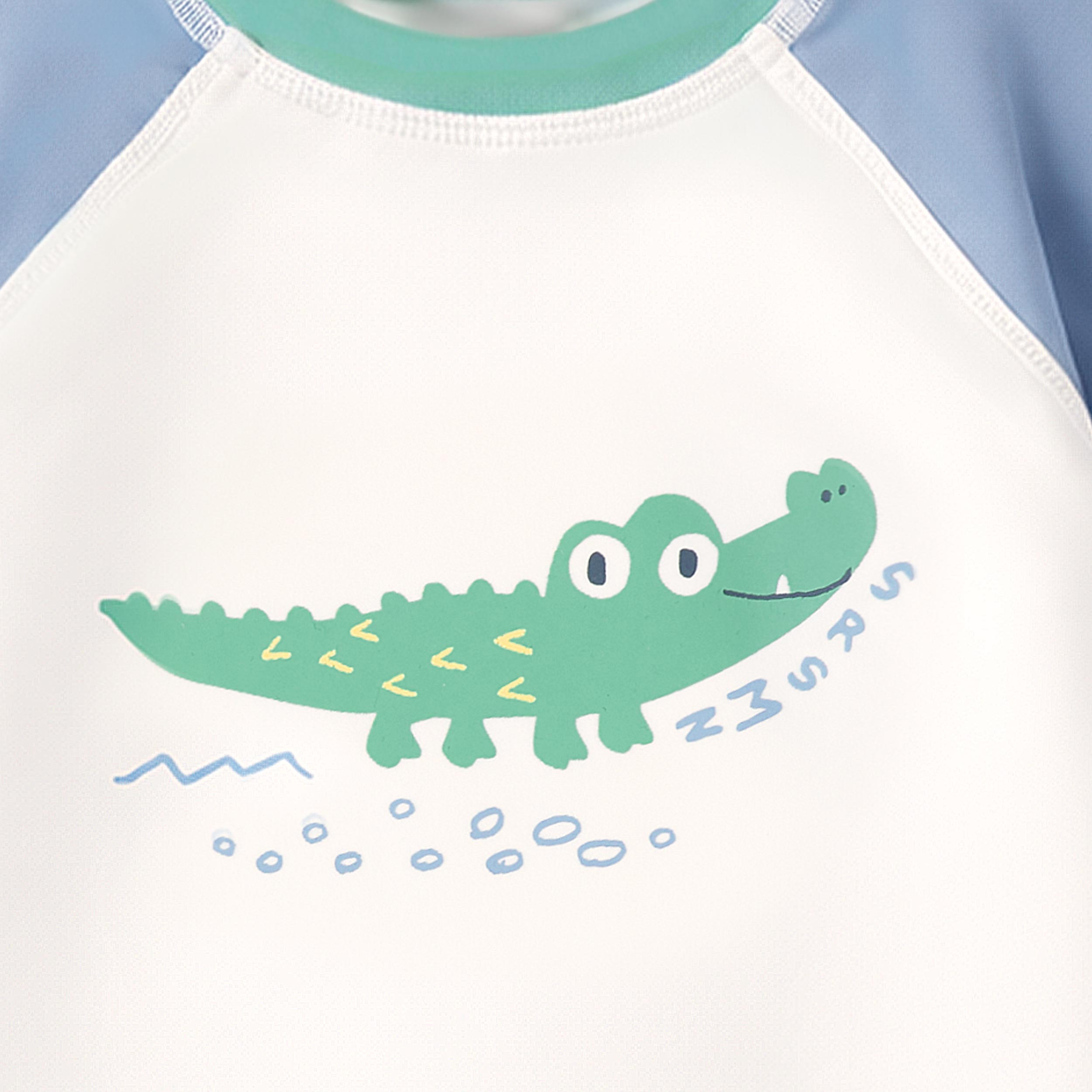 Zoom détails du chandail de bain bleu et crème avec crocodile, bébé