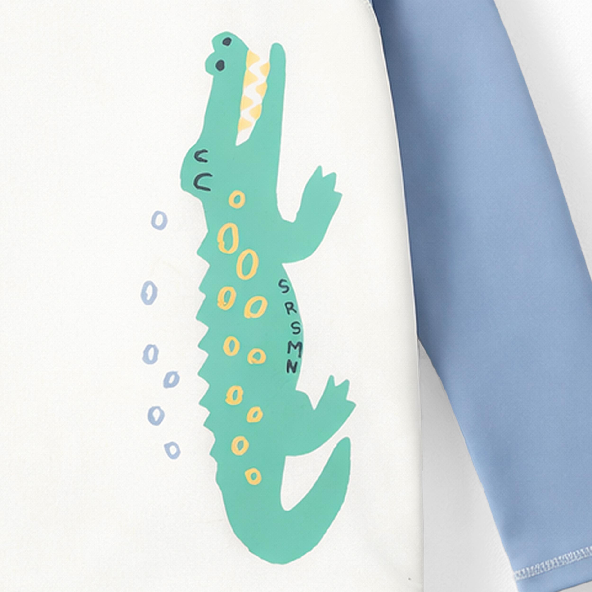 Zoom détails du chandail de bain bleu et crème avec crocodile, enfant