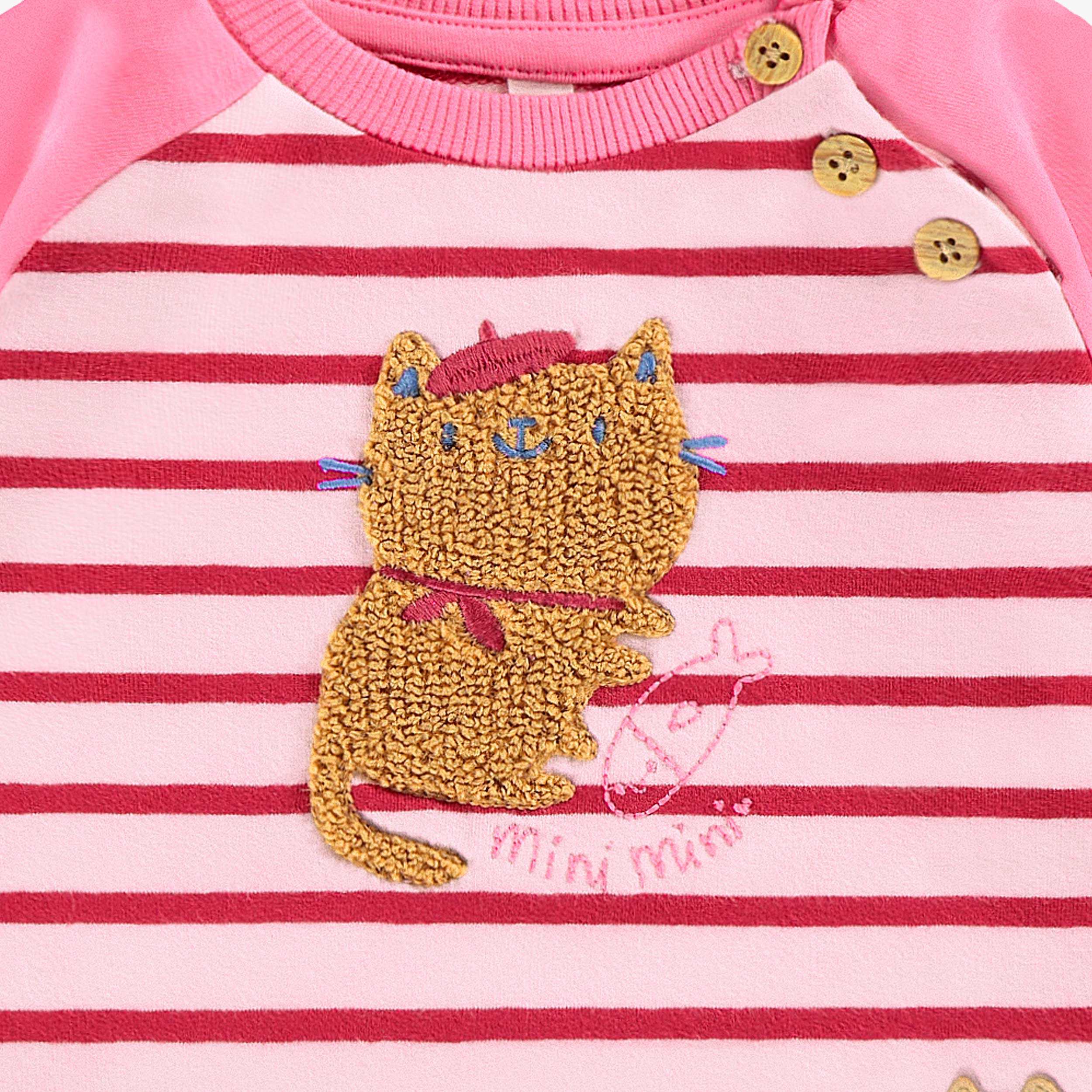 Zoom détails du chandail rose et crème avec rayures et illustration, naissance