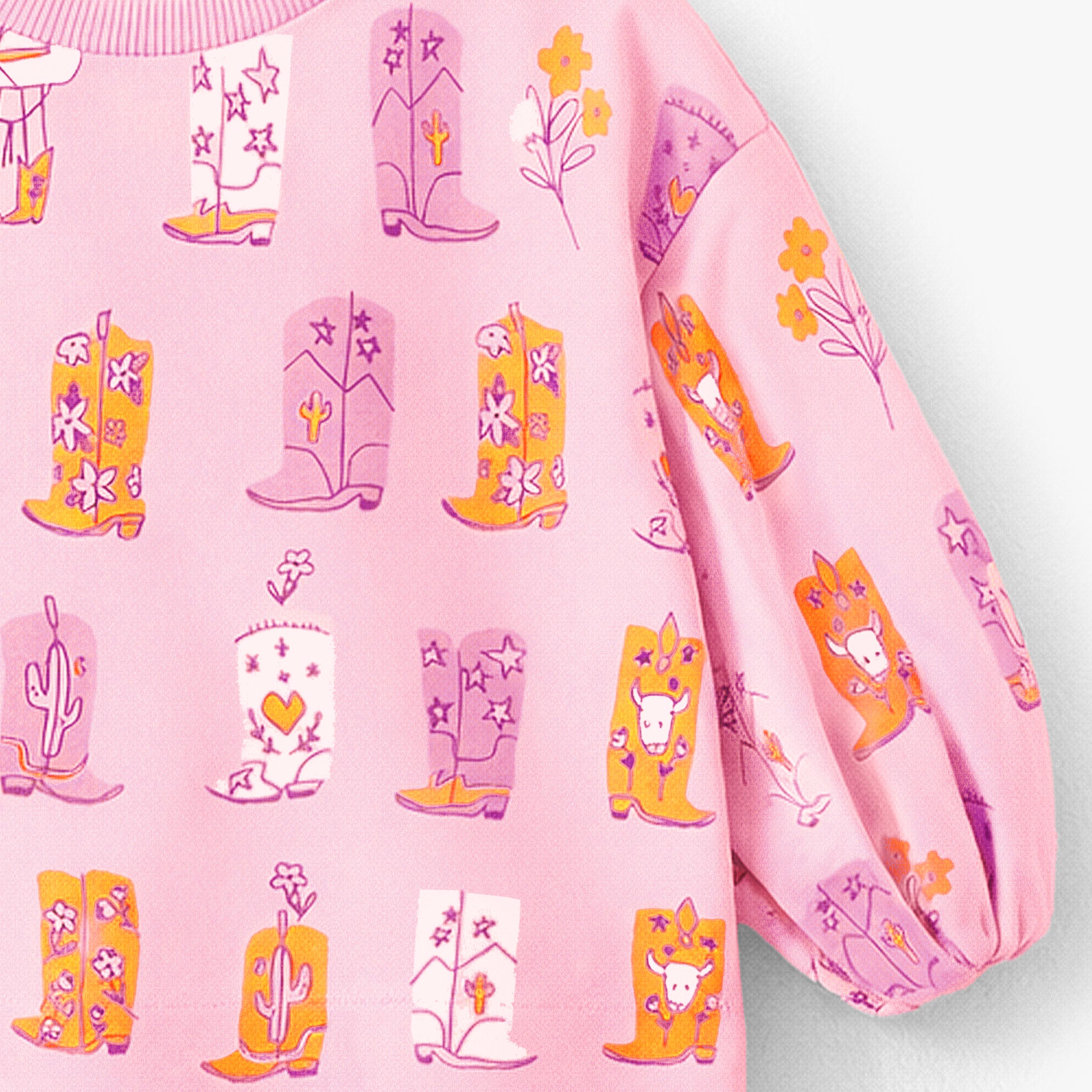 Zoom détails du chandail rose à motifs bottes de cowboy, bébé