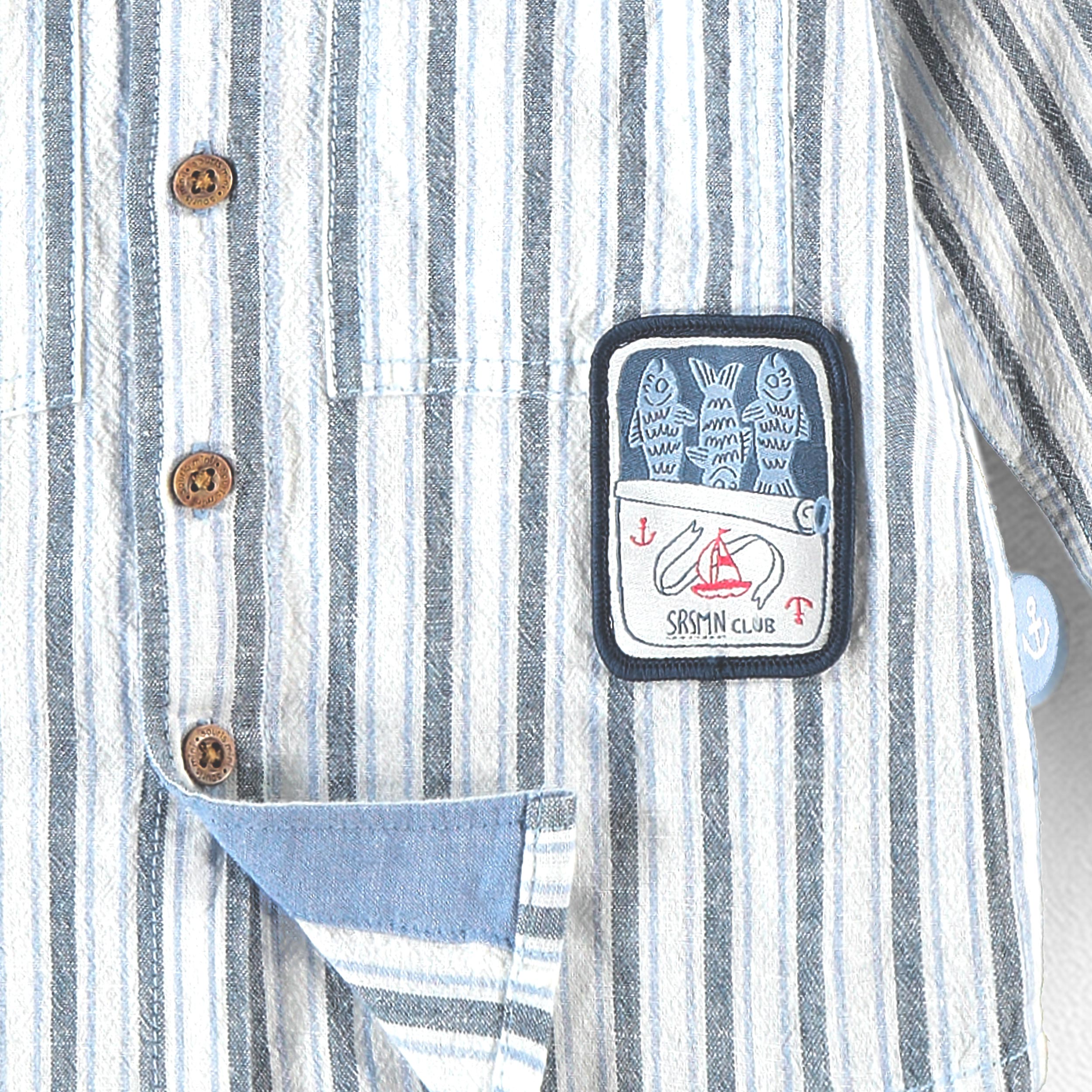 Zoom détails de la chemise blanche à rayures bleues, bébé