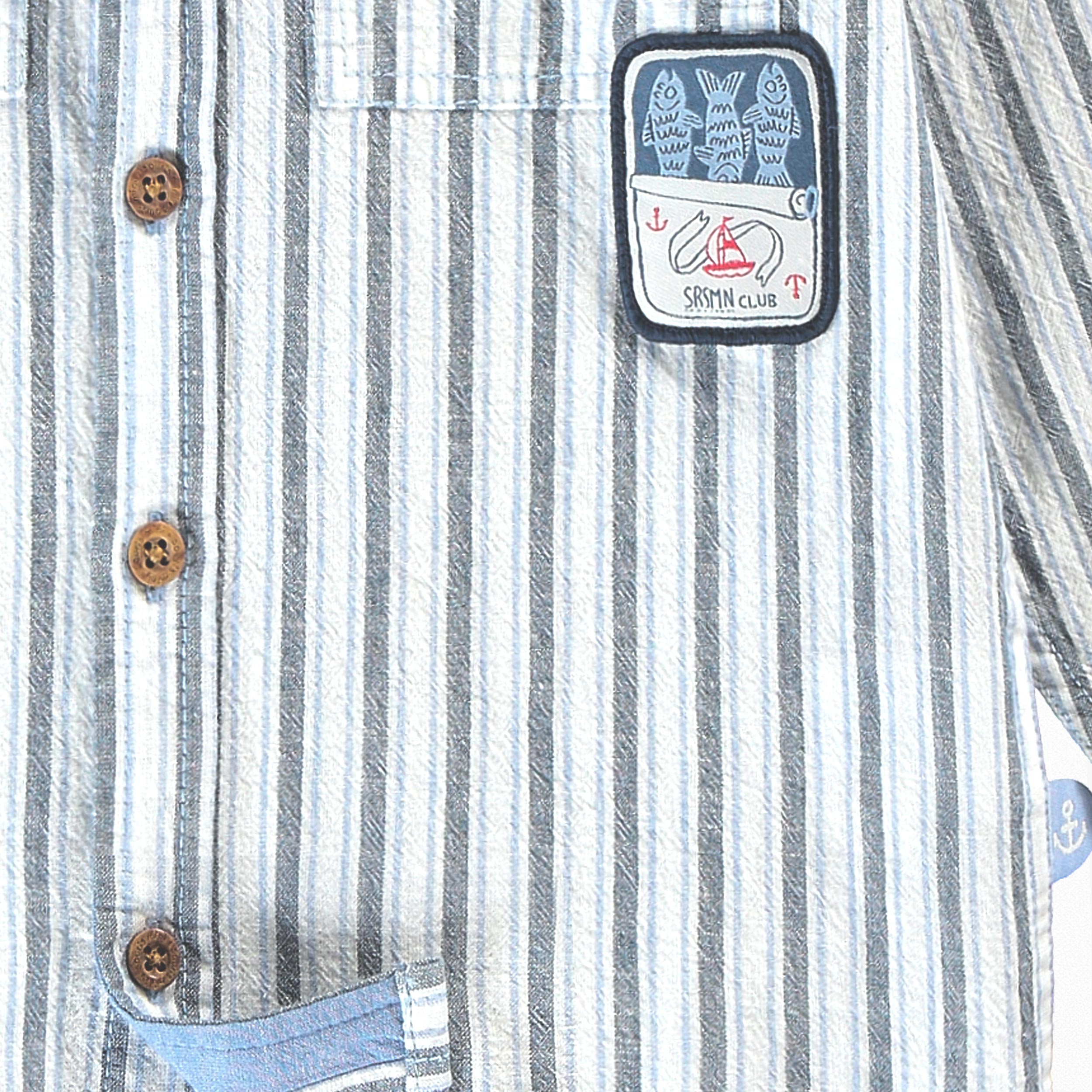 Zoom détails de la chemise blanche à rayures bleues, enfant