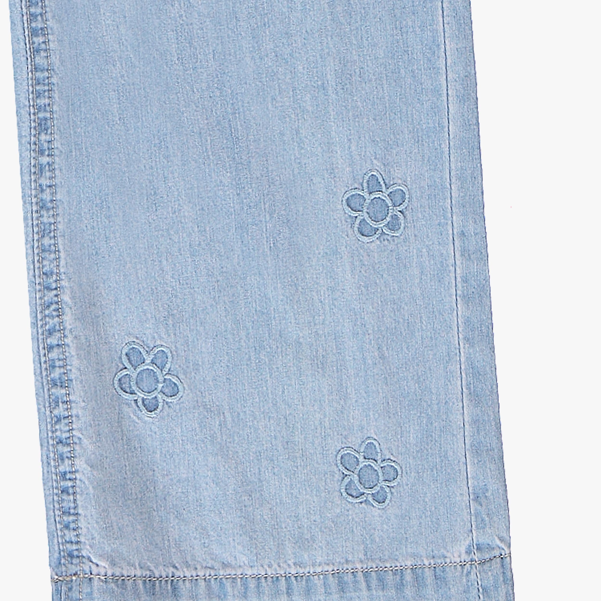 Zoom détails du jean bleu en denim léger avec broderies, enfant