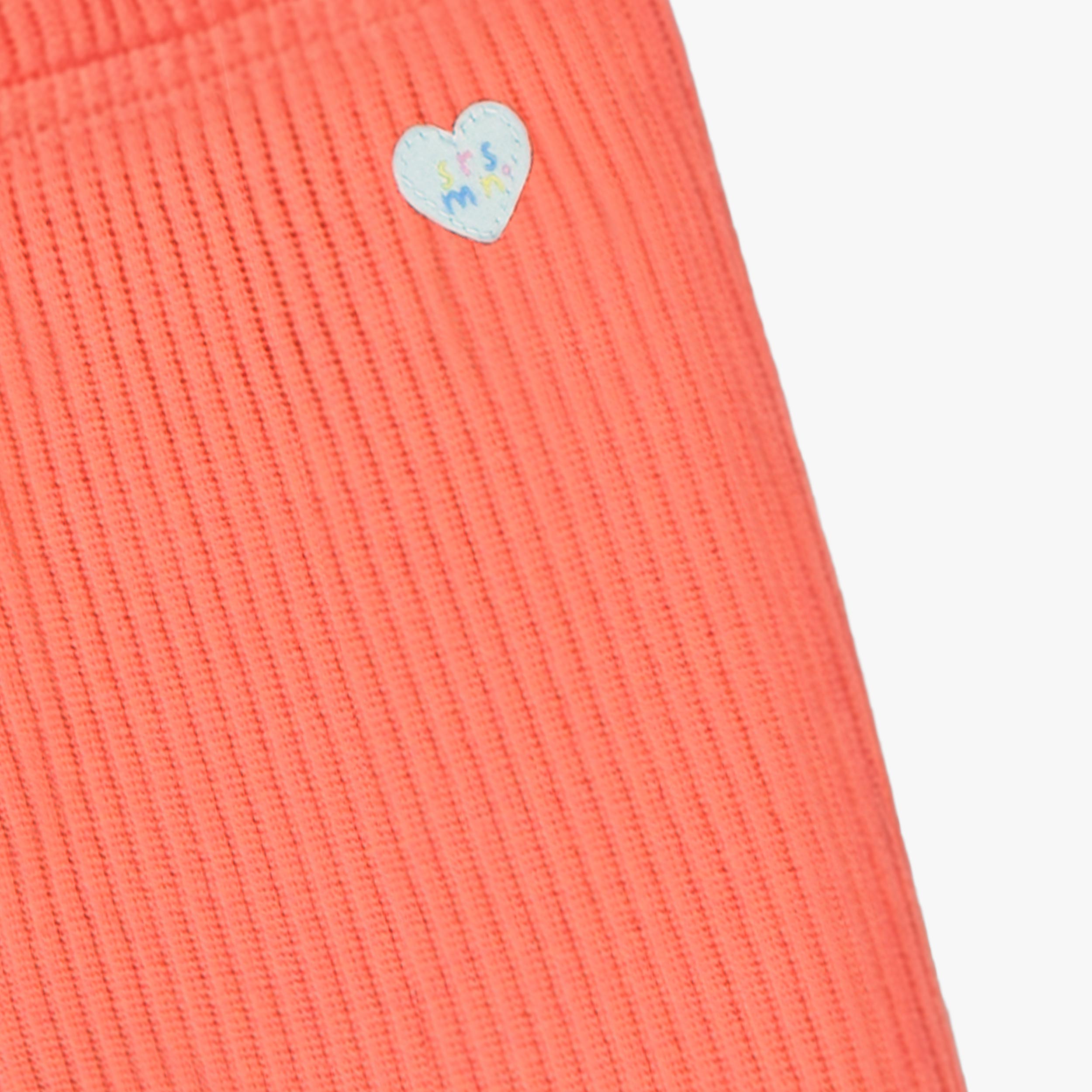 Zoom détails du legging court corail en tricot côtelé, enfant