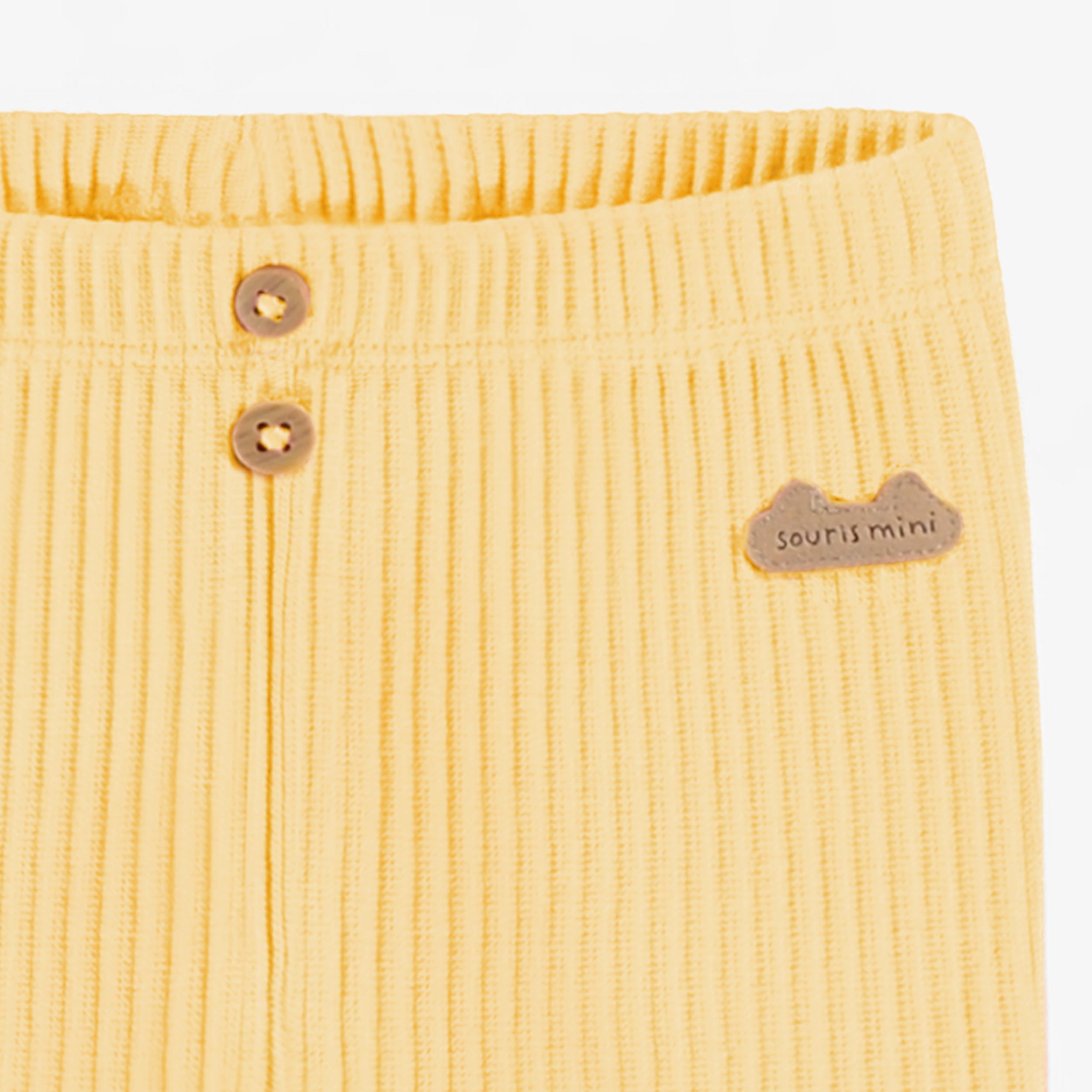 Zoom détails du legging jaune en tricot côtelé longueur ¾, naissance