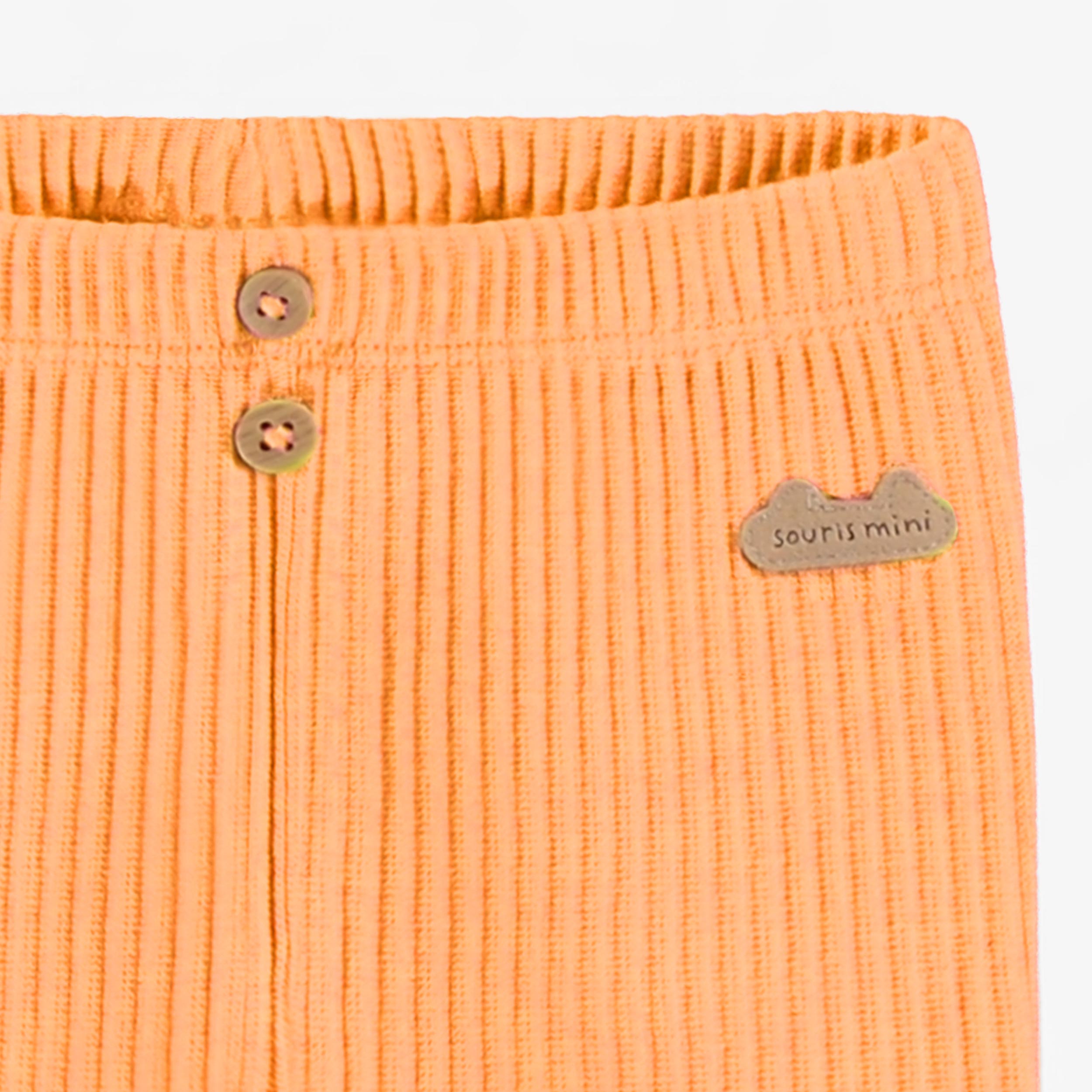 Zoom détails du legging orange en tricot côtelé longueur ¾, naissance