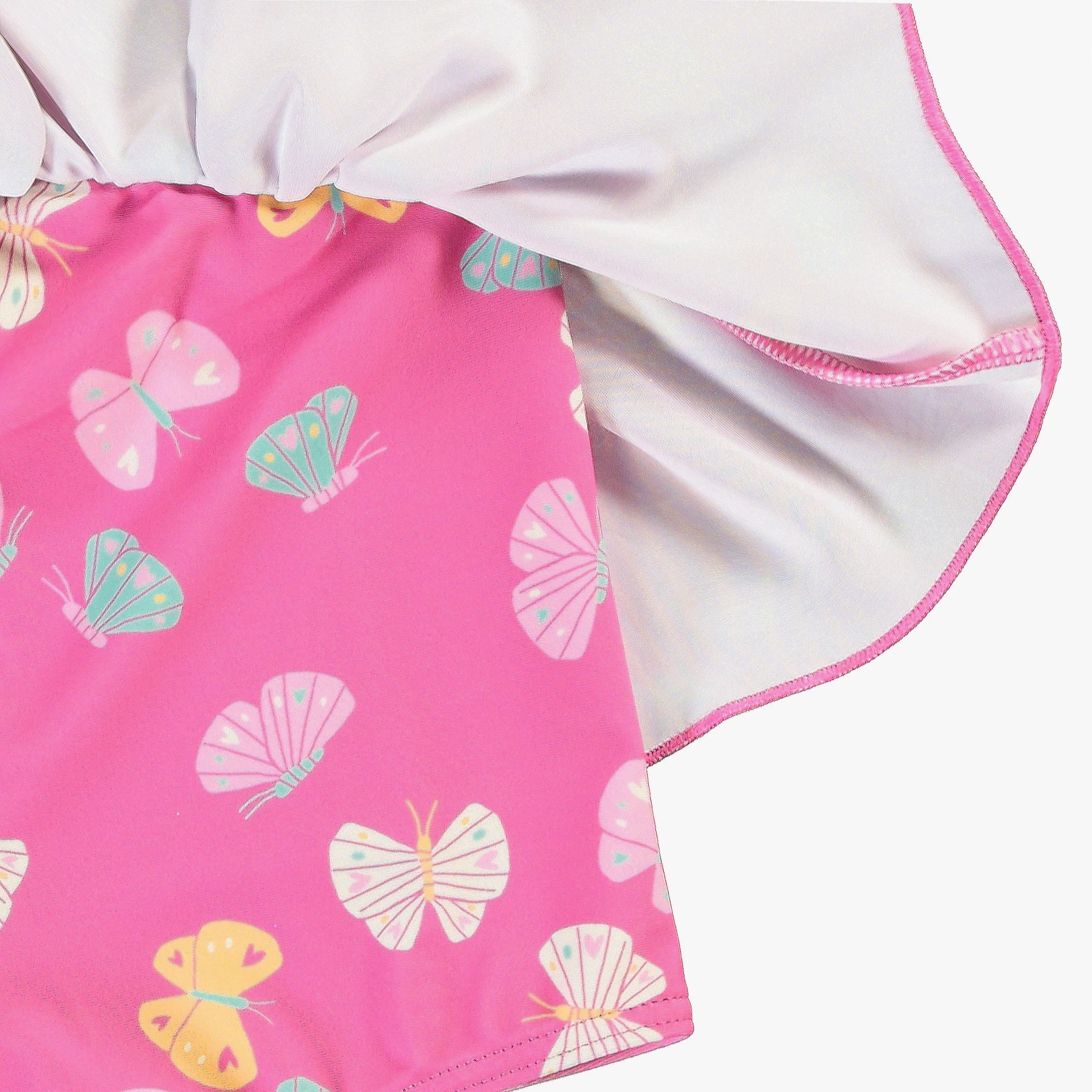 Zoom détails du maillot de bain deux pièces rose à motifs de papillons, bébé