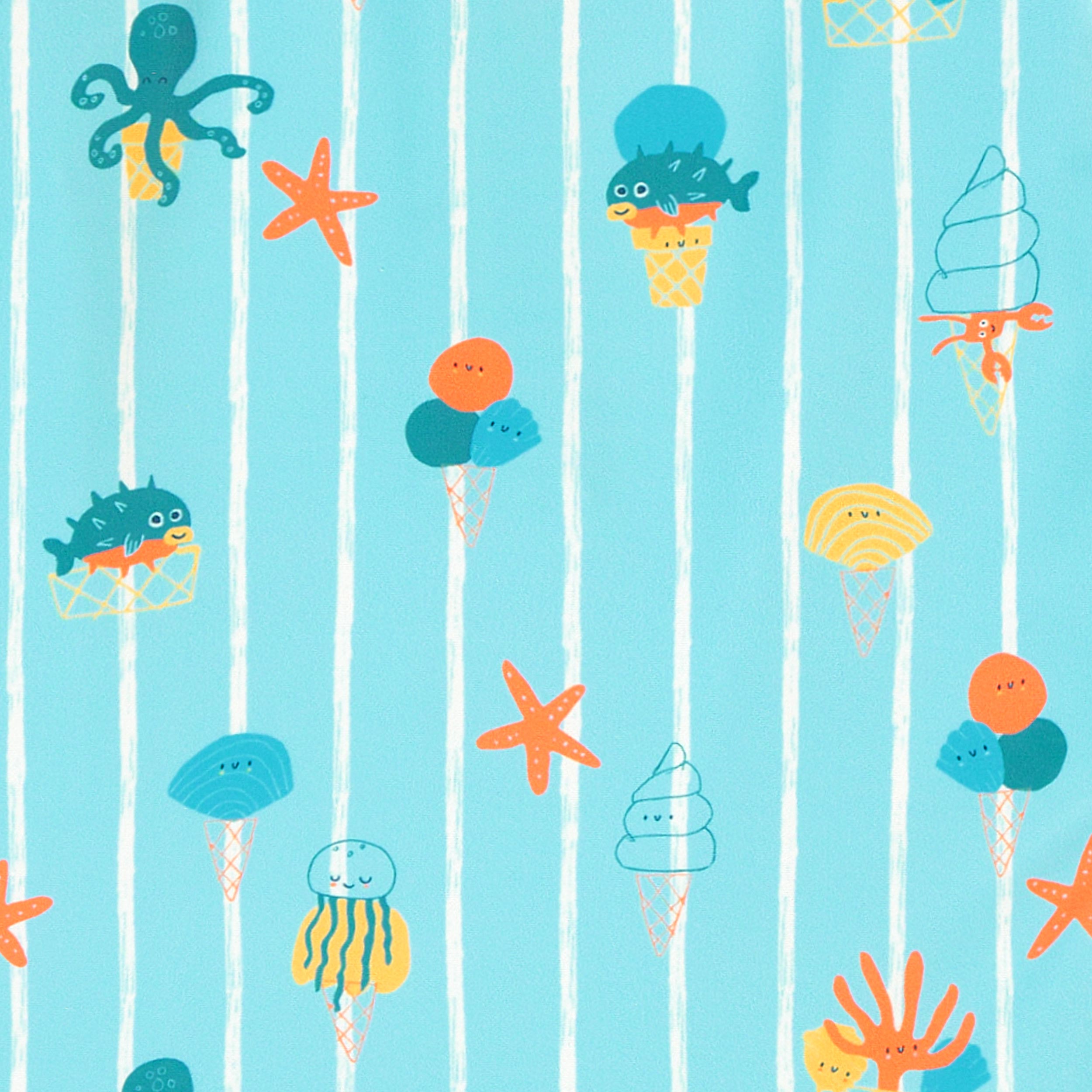 Zoom détails motifs du maillot de bain une pièce bleu avec rayures et motifs, bébé