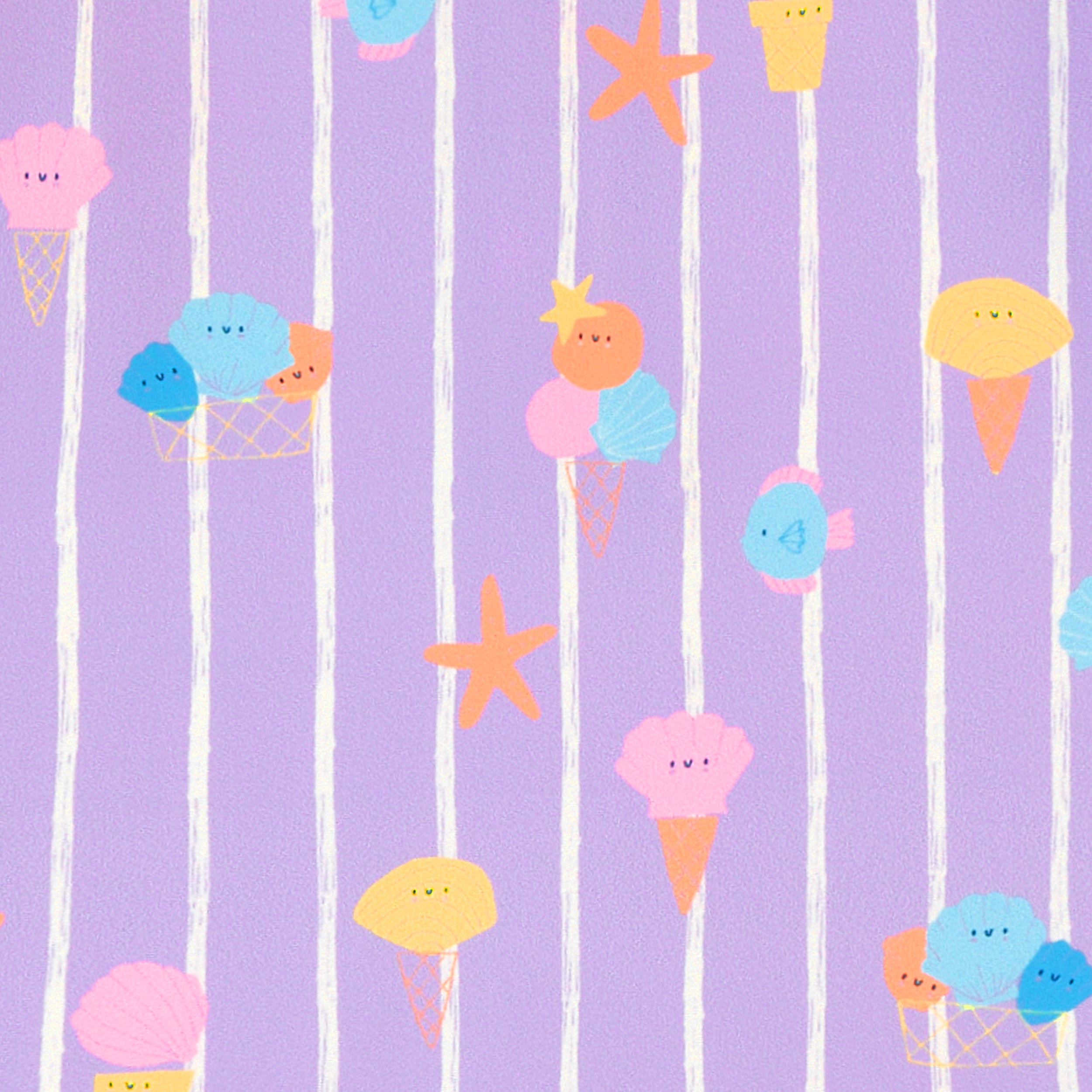 Zoom détails du motifs du maillot de bain une pièce mauve avec rayures et motifs, enfant