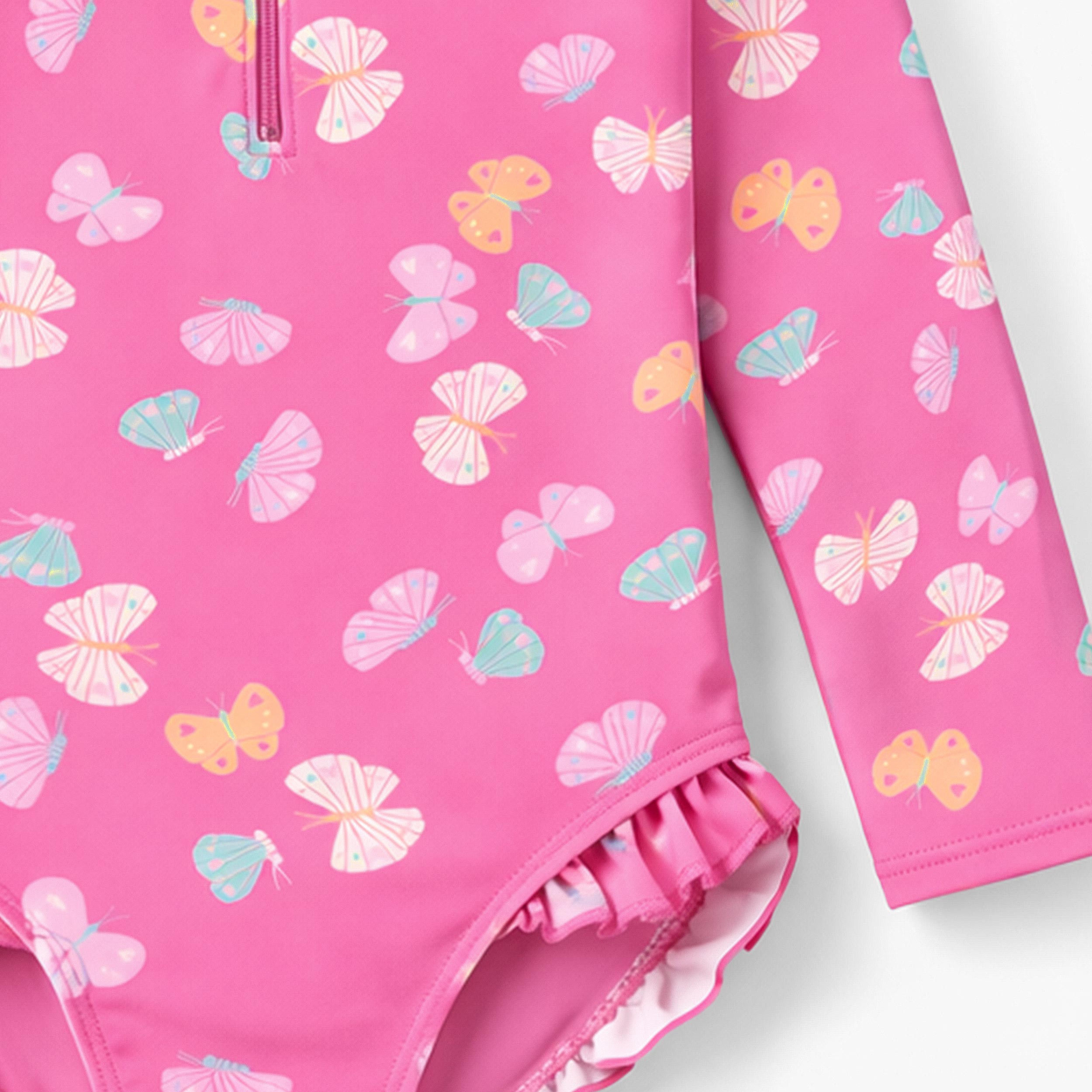 Zoom détails du maillot de bain une pièce rose à motifs de papillons, enfant