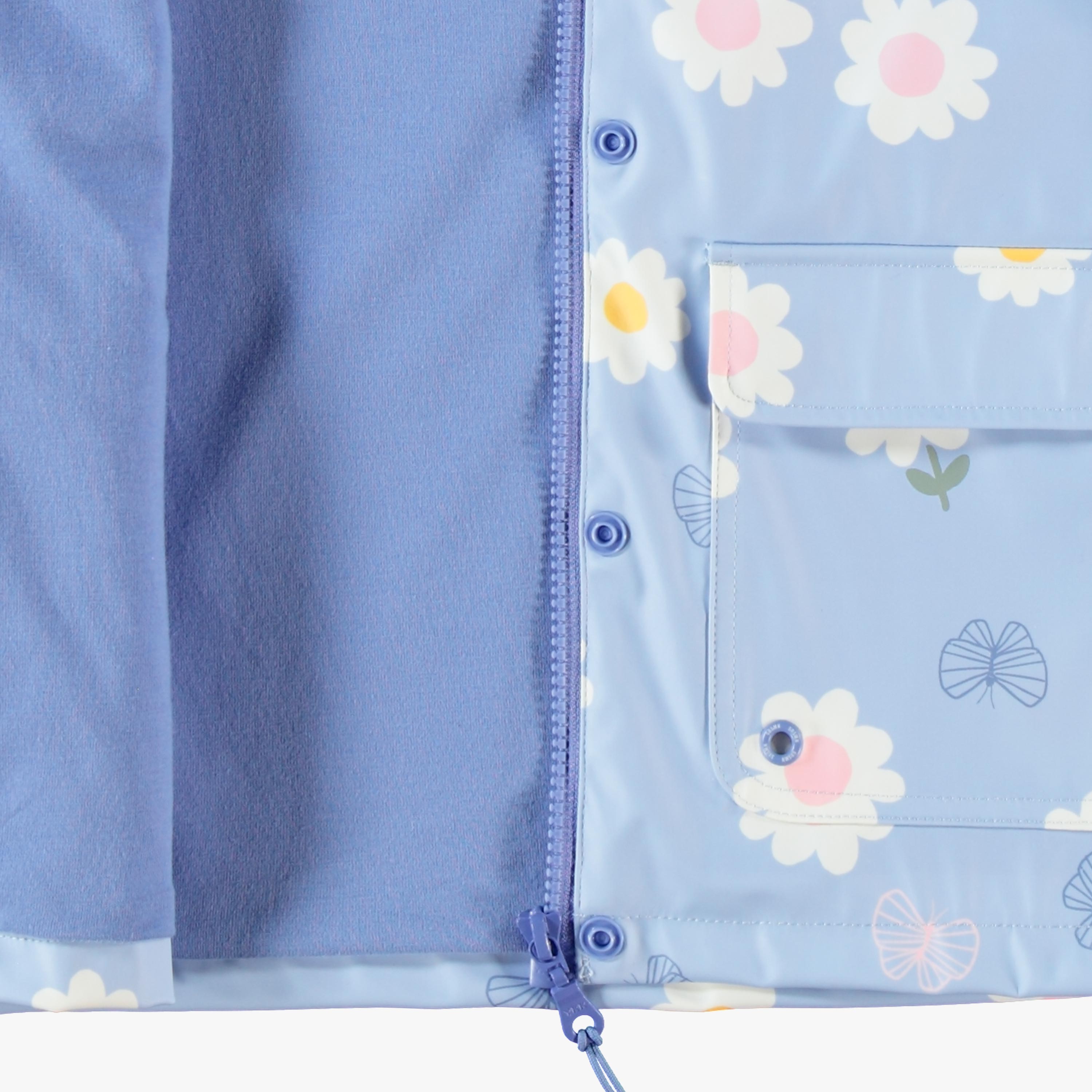 Zoom détails du manteau imperméable bleu pâle avec fleurs et papillons, enfant