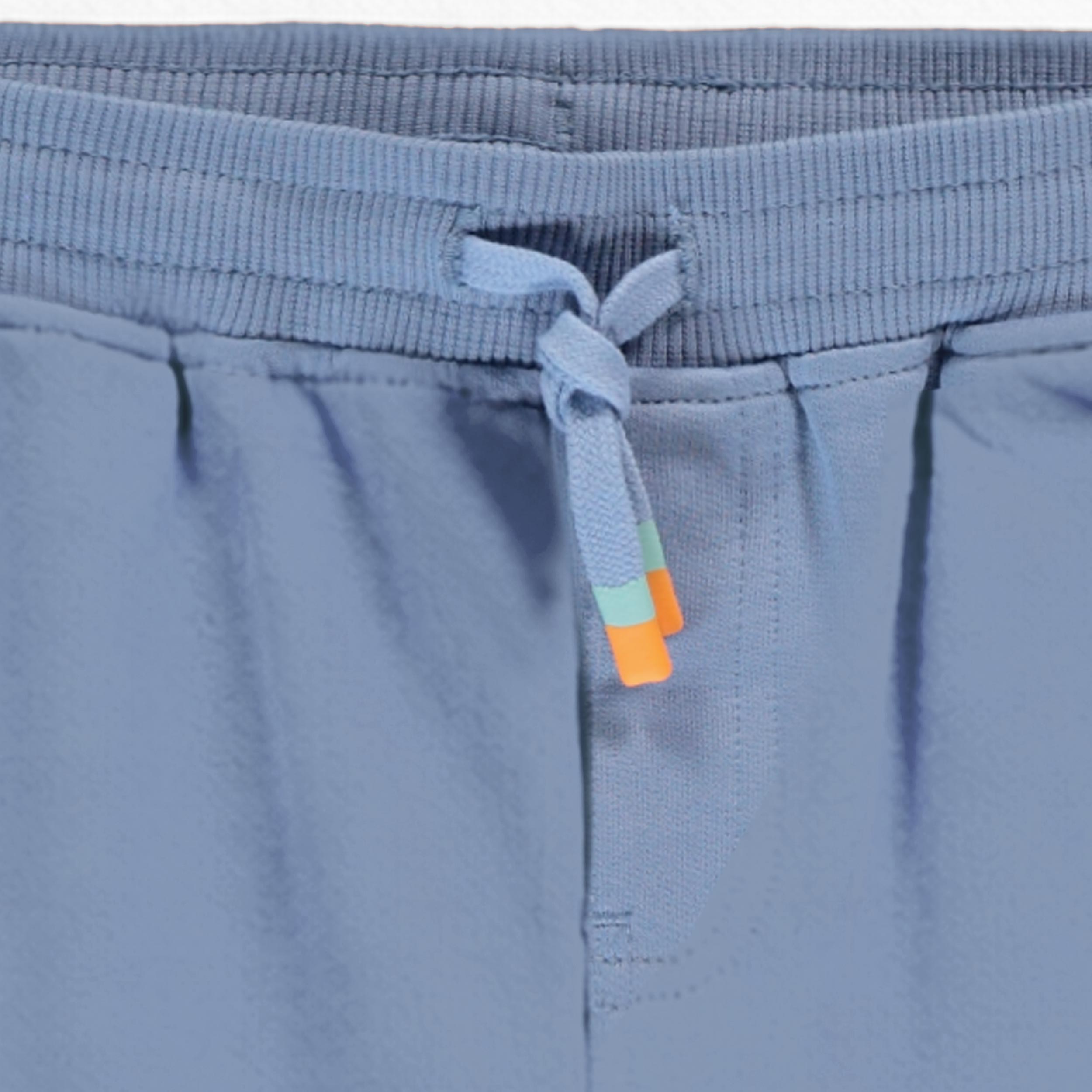 Zoom détails du pantalon bleu style jogger, enfant