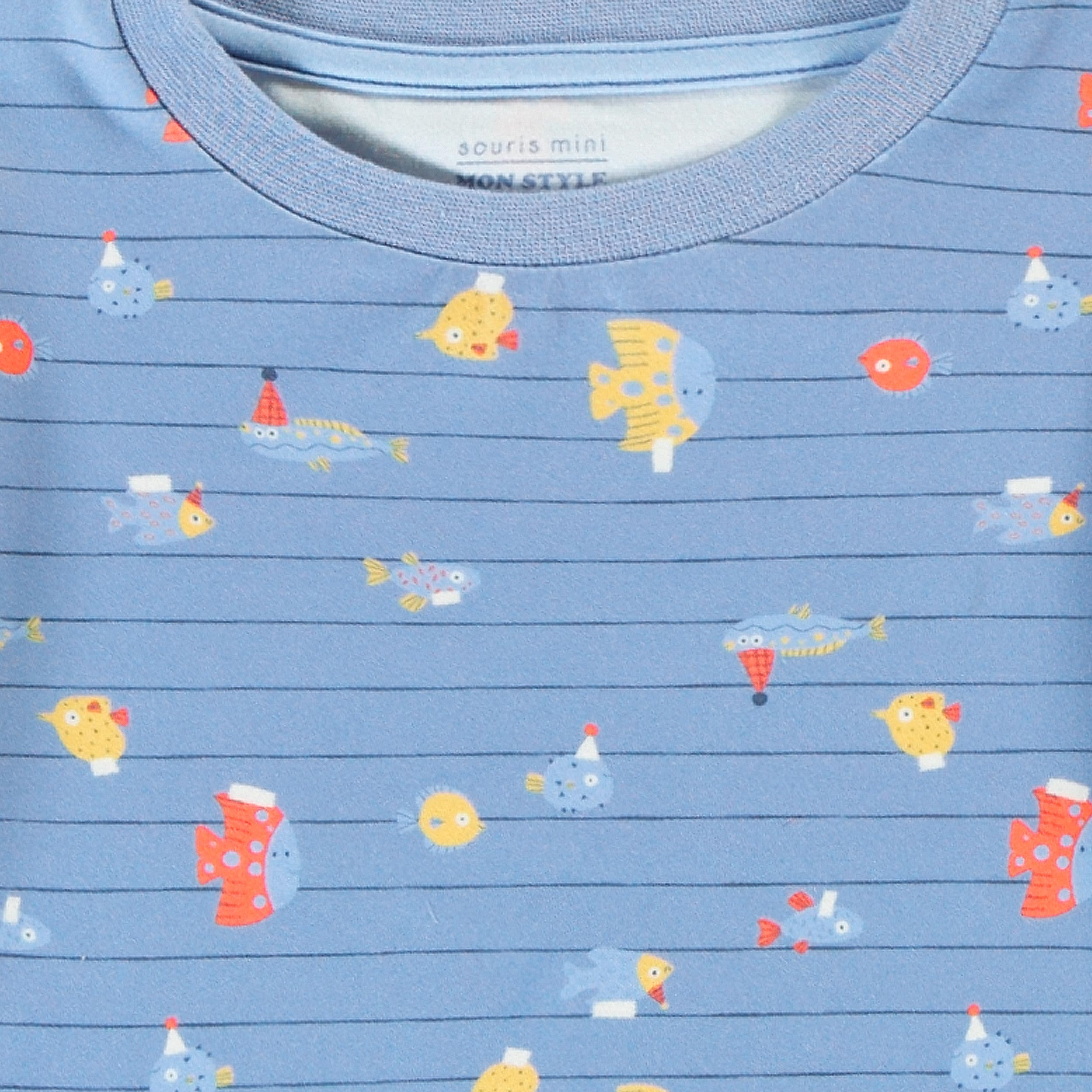 Zoom détails du pyjama deux pièces bleu à rayures et motifs de poisson, enfant