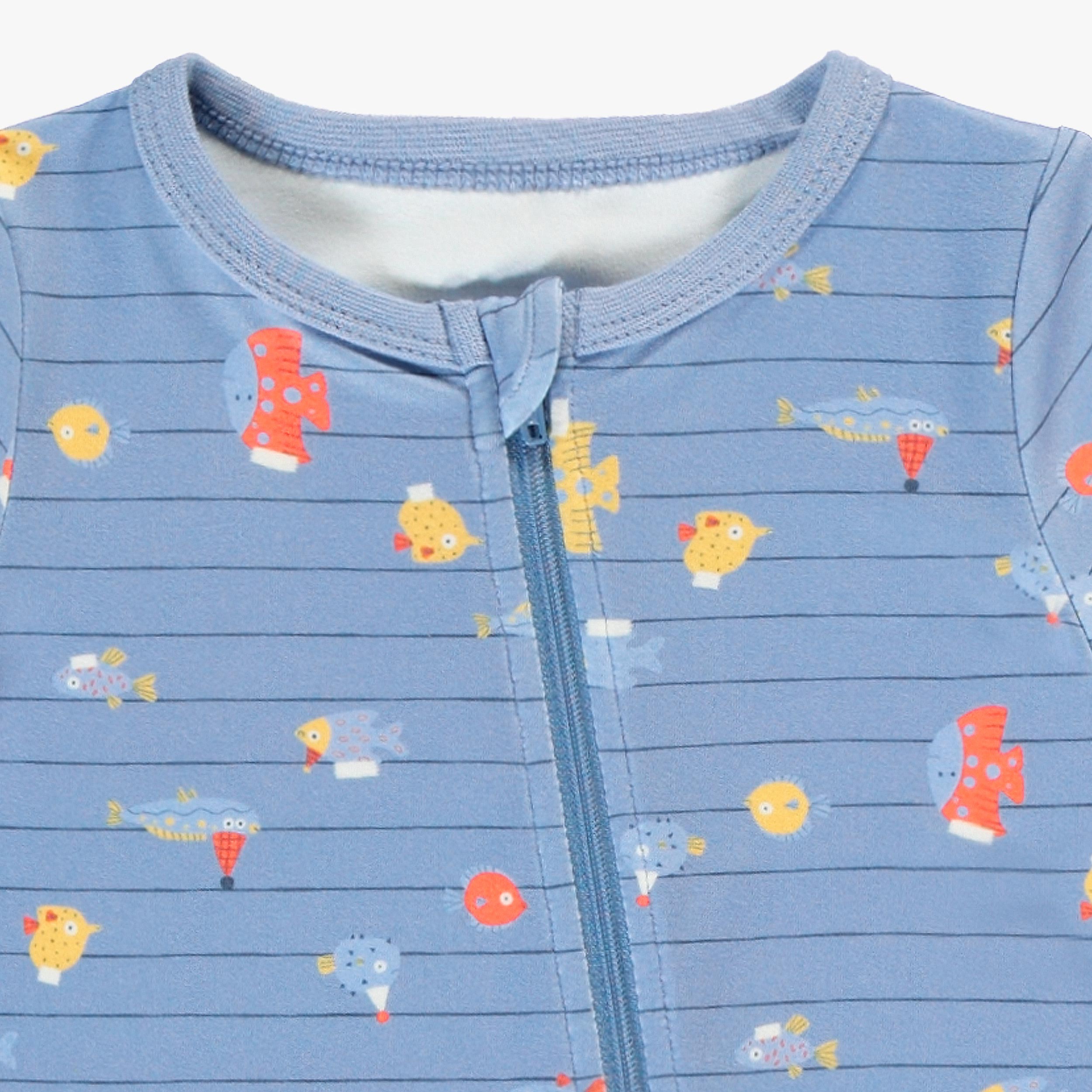 Zoom détails du pyjama une pièce bleu à rayures et motifs de poissons, bébé