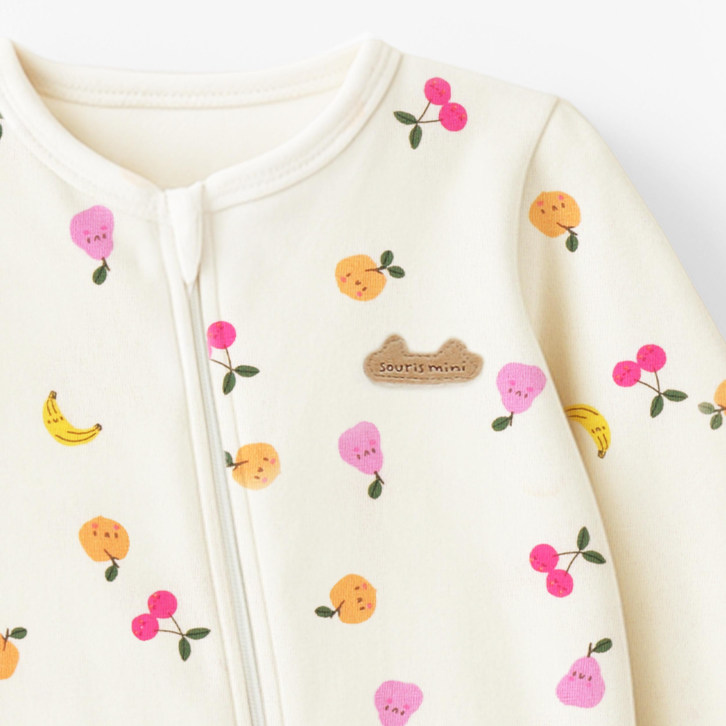 Zoom détails du pyjama une pièce crème à motifs fruités, naissance