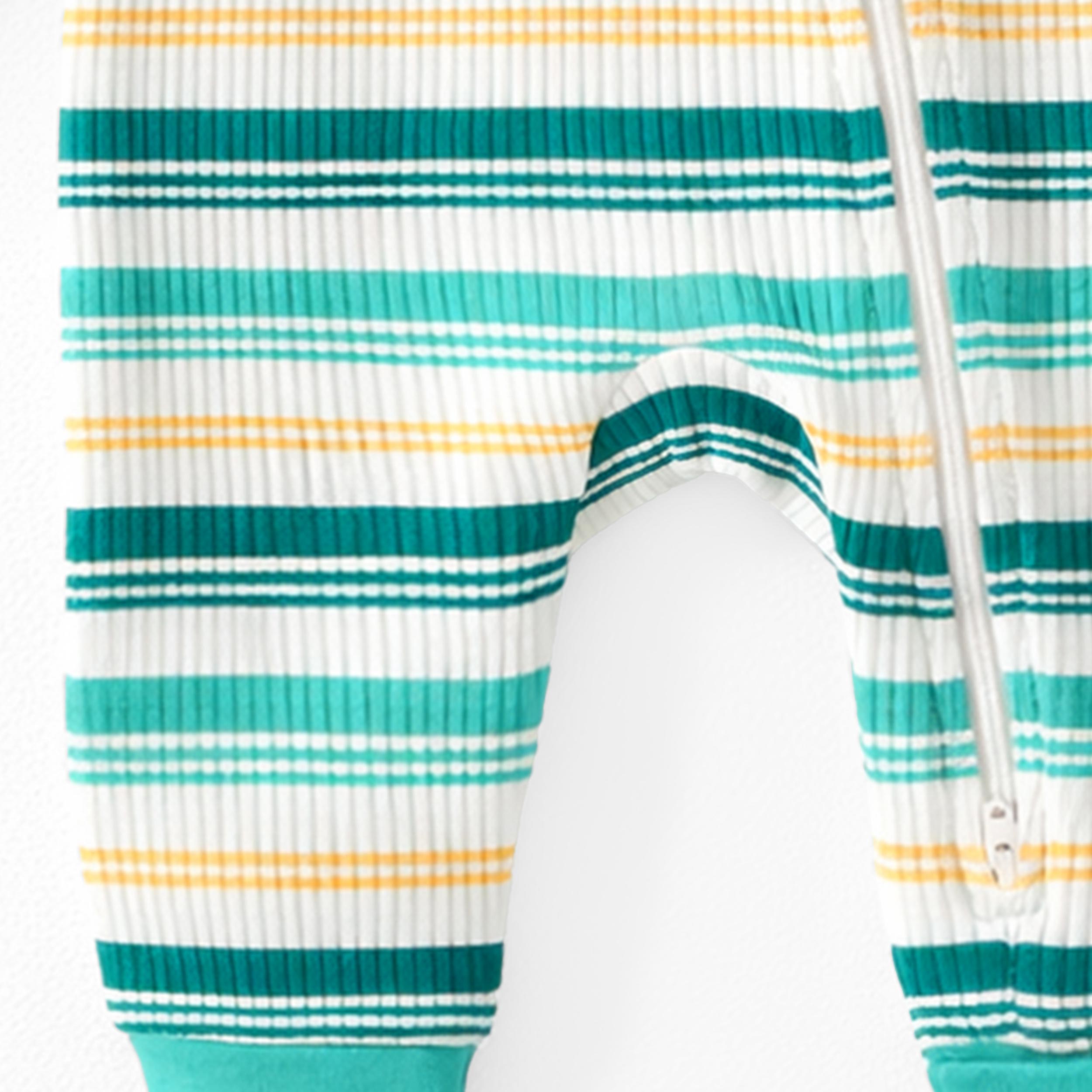 Zoom détails du pyjama une pièce crème à rayures colorées, bébé