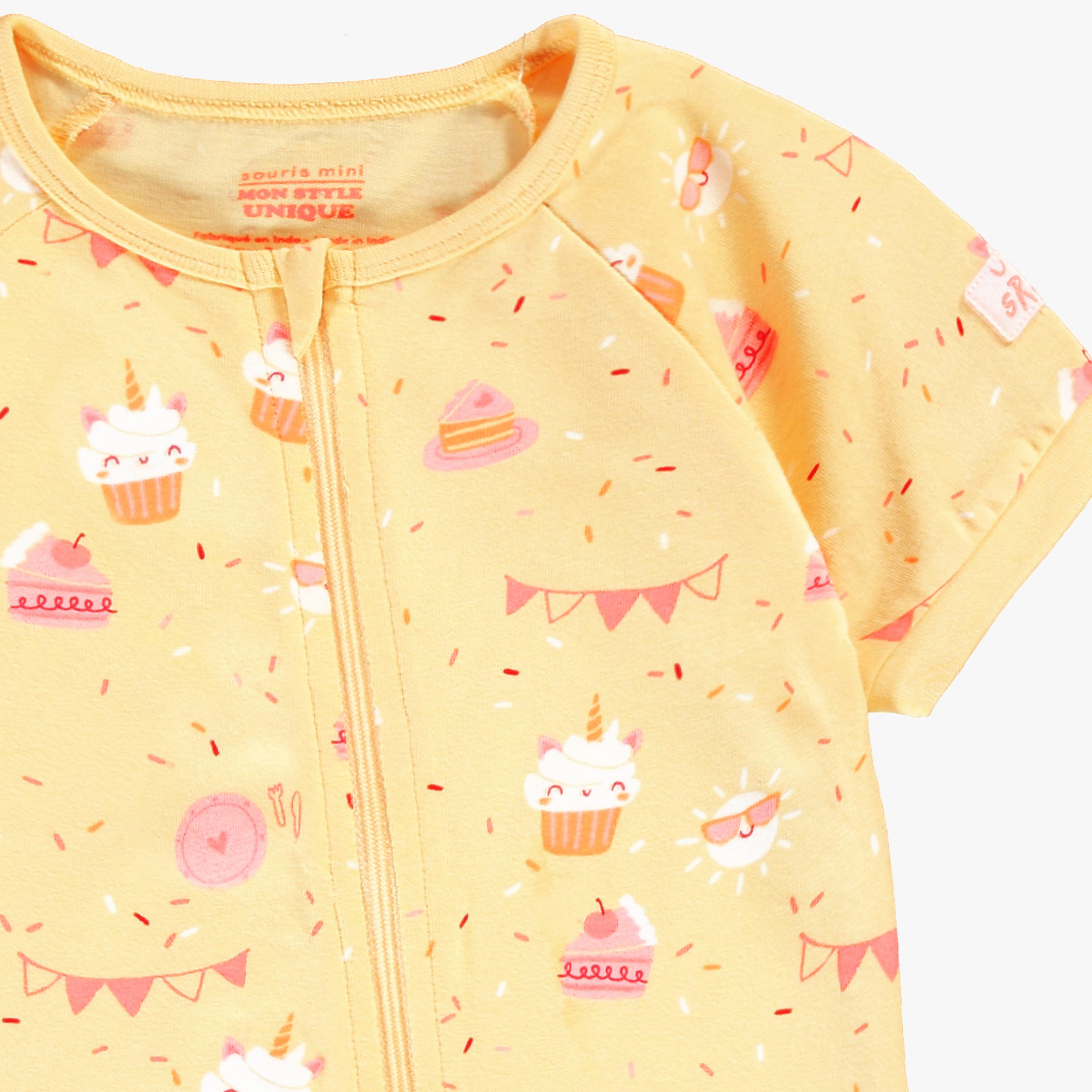 Zoom détails du pyjama une pièce jaune à motifs de gâteaux, bébé