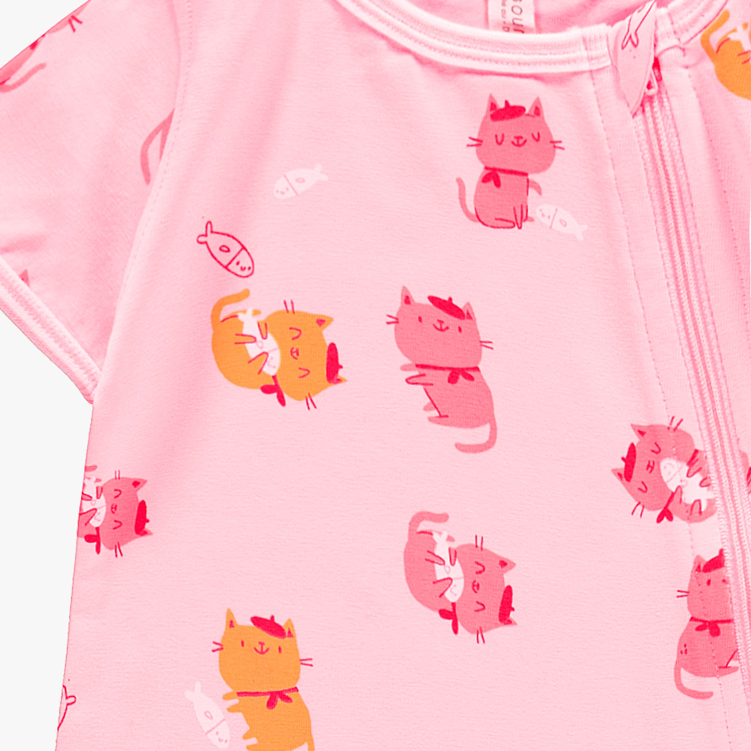 Zoom détails du pyjama une pièce rose à motifs de chats, naissance
