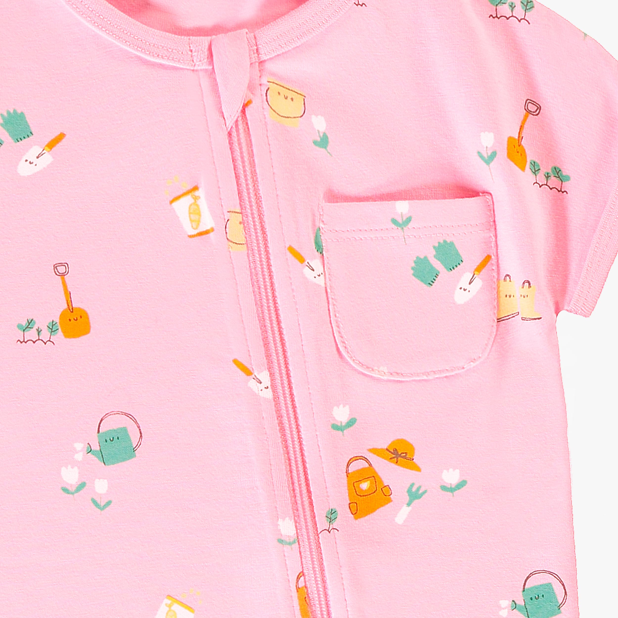 Zoom détails du pyjama une pièce rose à motifs, naissance