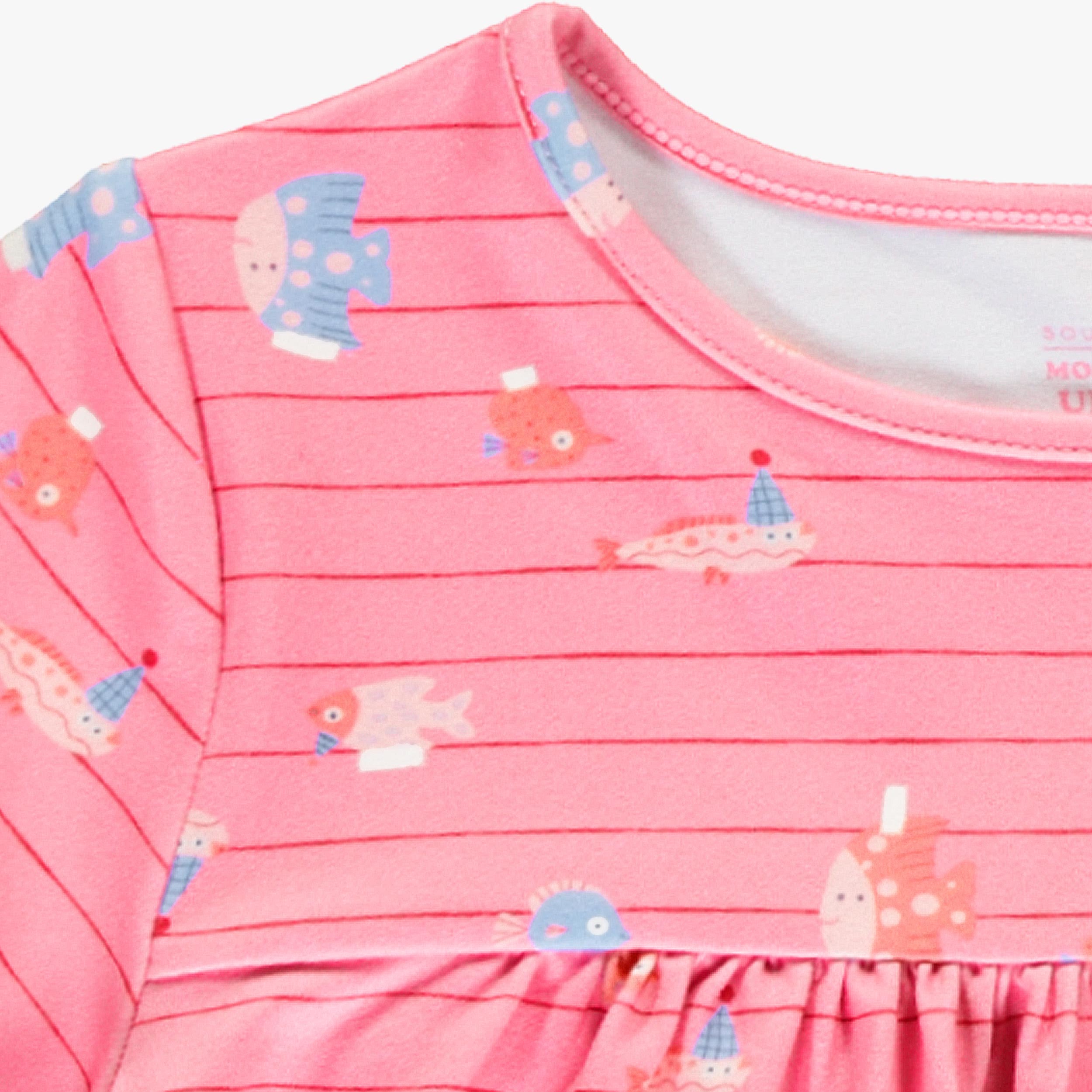 Zoom détails de la robe de nuit rose à rayures et motifs de poissons, enfant
