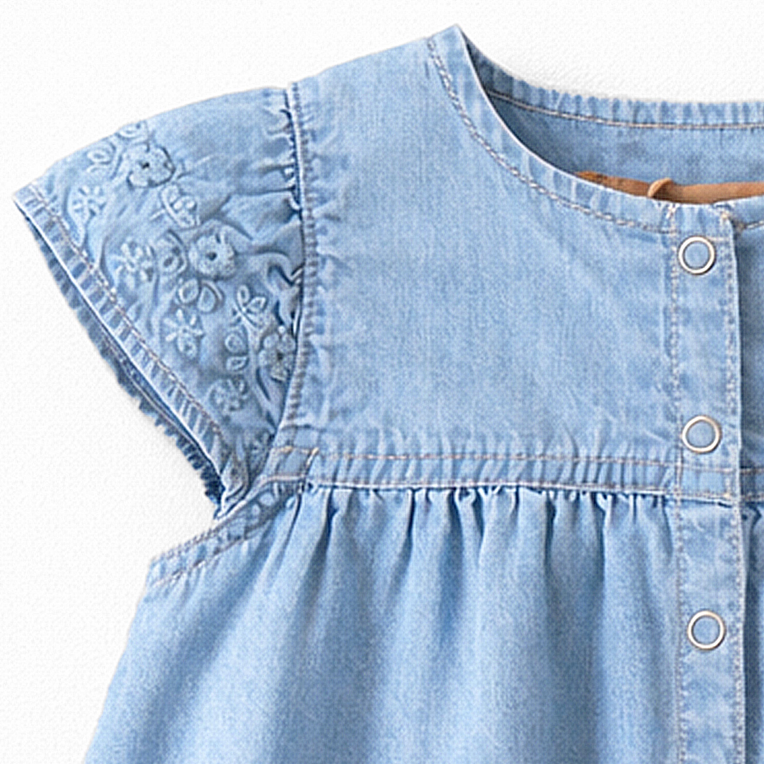 Zoom détail de la robe en denim léger, bébé